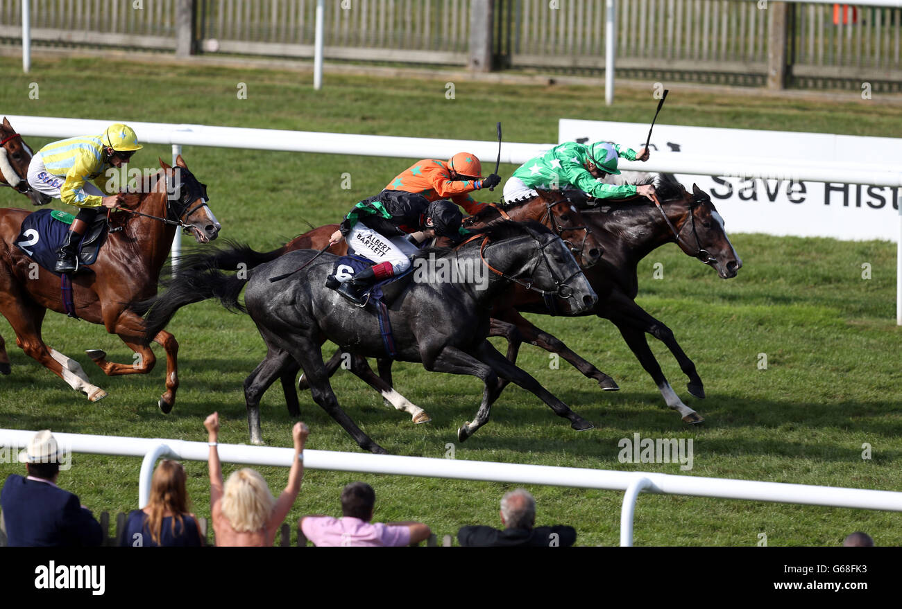 Basseterre (Far Side), criblé de James McDonald, remporte les enjeux Robinsons Mercedes-Benz Handicap lors de la journée des messieurs d'Abu Dhabi du Piper-Heidsieck en juillet au Newmarket Racecourse, Newmarket. Banque D'Images