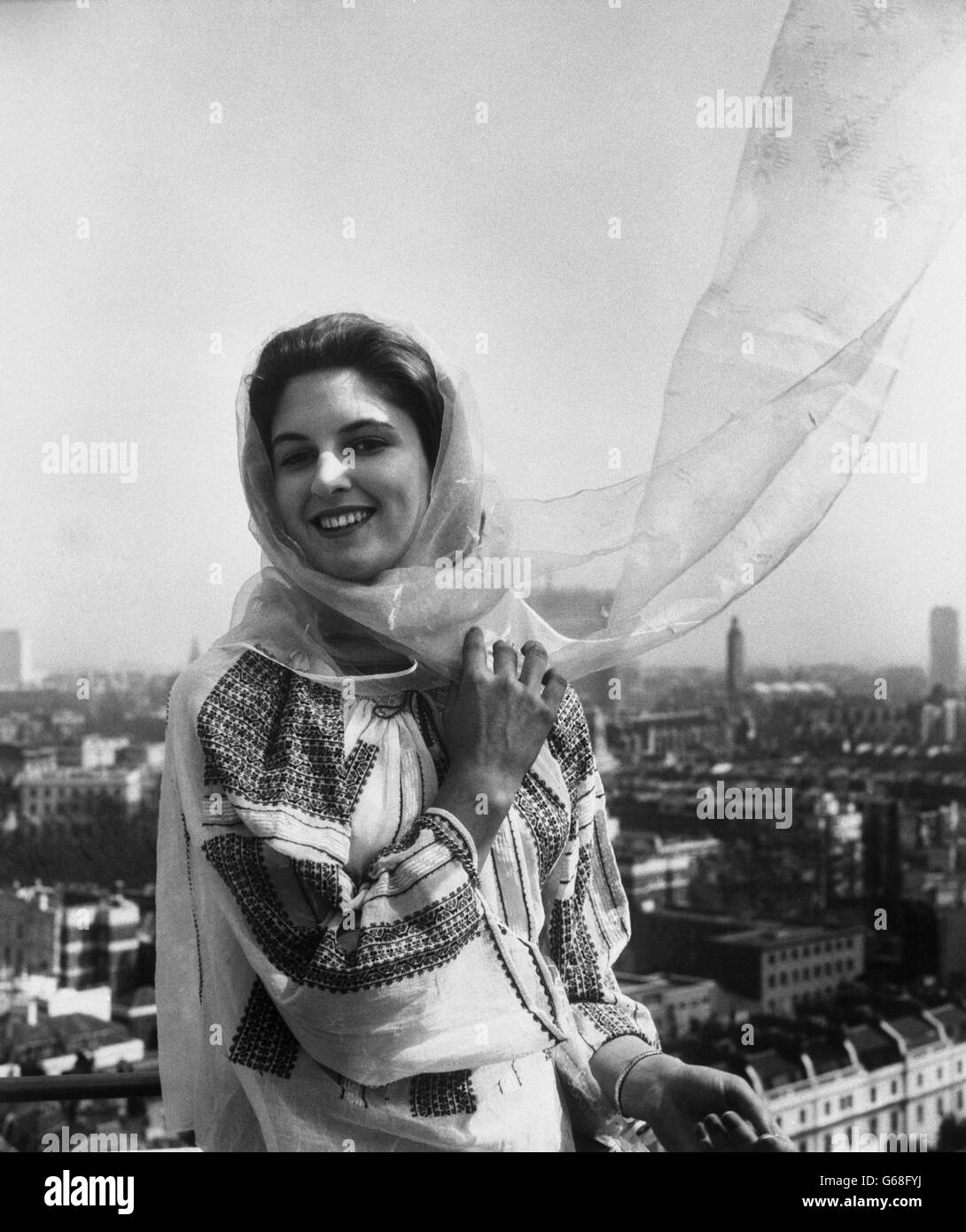 Caroline Band, de Folkestone, Kent, présente un chemisier et un foulard de paysans roumains travaillés à la main, qui seront parmi les caractéristiques de l'exposition d'art folklorique roumain qui s'ouvre au Centre des arts du Nouveau Metropole à Folkestone. Banque D'Images