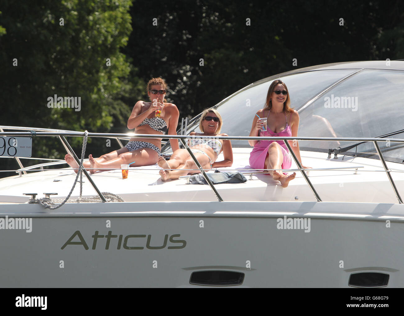 Le soleil se baignent sur un bateau dans la Tamise près de Penton Hook, Surrey, alors que le temps chaud continue à travers le Royaume-Uni. Banque D'Images