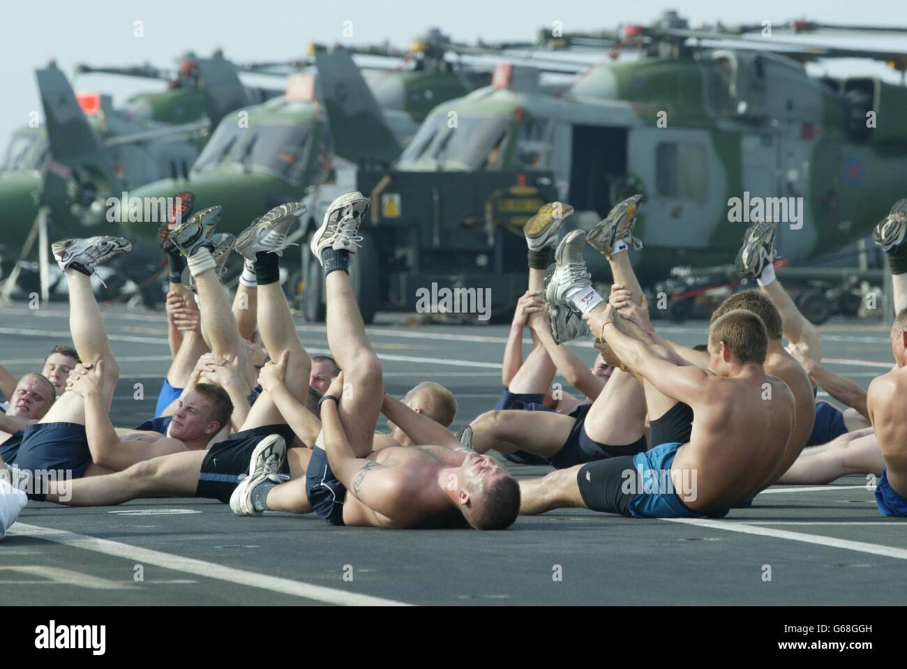 Les Royal Marines passent par leur programme de remise en forme sur le pont de l'océan HMS lorsqu'il voyage jusqu'au golfe Persique. Banque D'Images