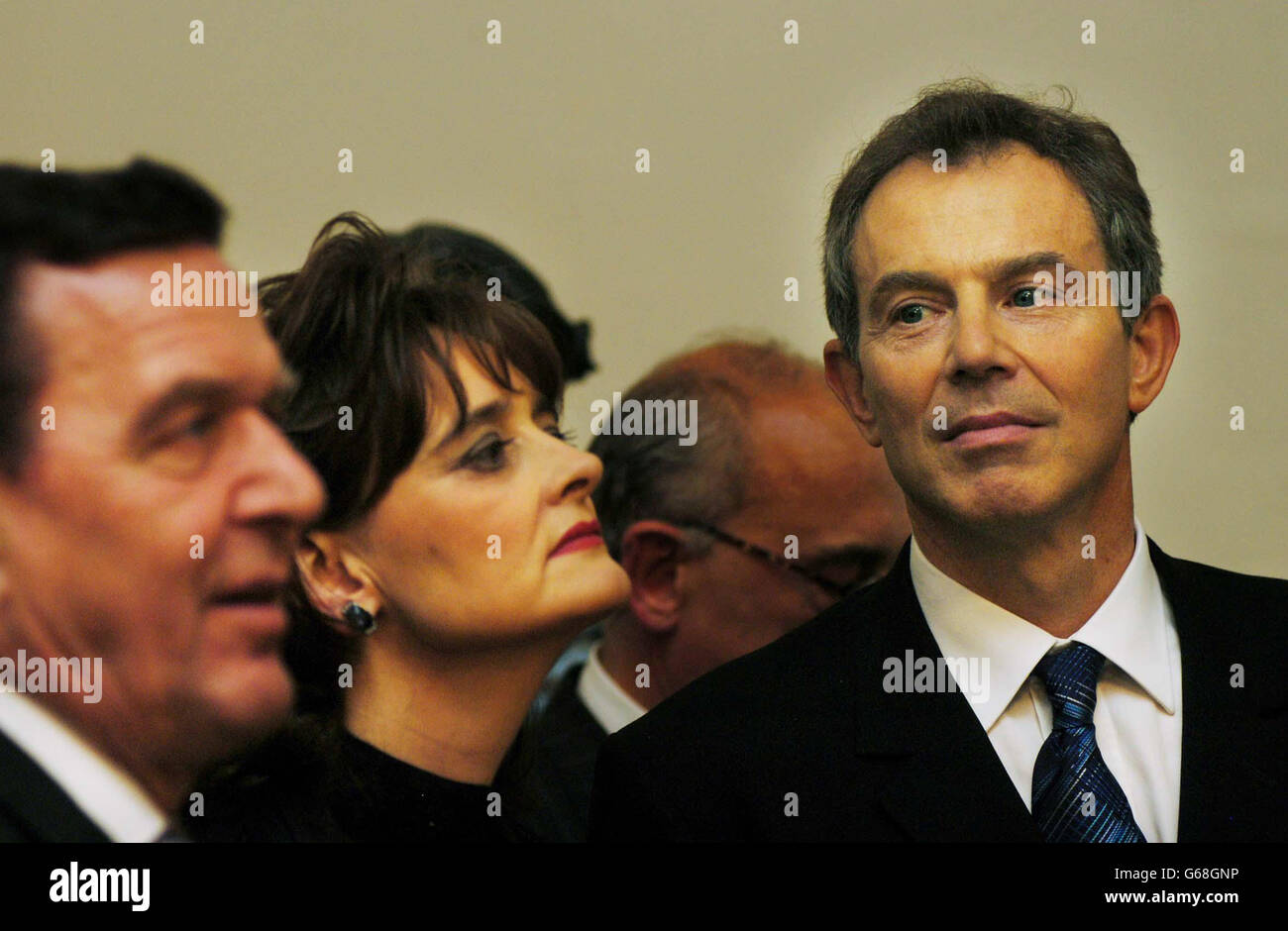 Le Premier ministre Tony Blair, son épouse Cheri et le chancelier allemand Gerhard Schroder lors de discours à l'Académie royale des arts où lui et son homologue allemand ont officiellement ouvert l'exposition « les pièces de Dresden ». Banque D'Images