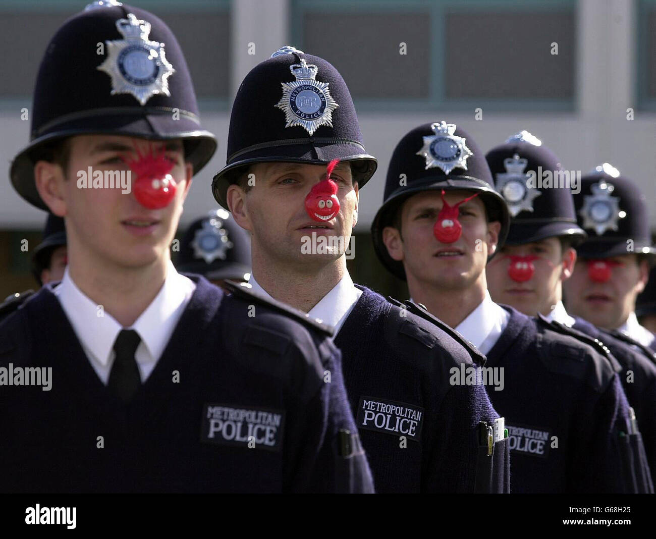 Les policiers recrutent des nez rouges lors d'une répétition de leur parade de départ le vendredi 14 2003 mars à la Hendon Training School, dans le nord de Londres. Les nouvelles recrues ont entrepris une série d'activités pour recueillir plus de 7,000 personnes pour un organisme de bienfaisance local, le North London Hospice. *..les activités de charité comprenaient un régime spongieux et un œuf de Creme de Cadbury Eat-a-thon. Banque D'Images