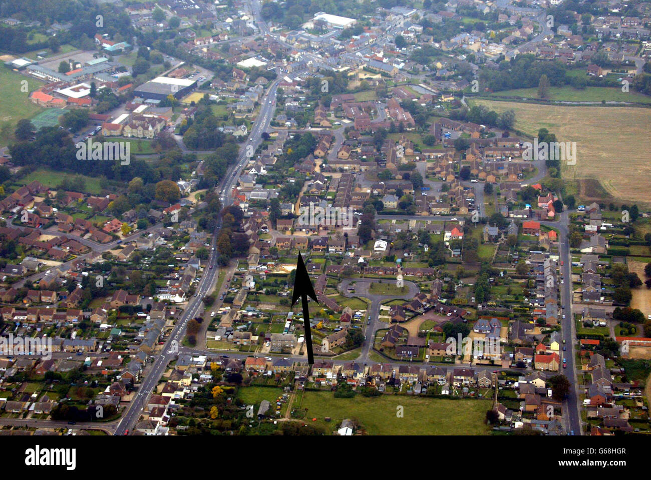 Soham Aerial.Photographie aérienne de Soham montrant le Village College (arrière-plan) et la maison de Holly Wells (flèche). Banque D'Images