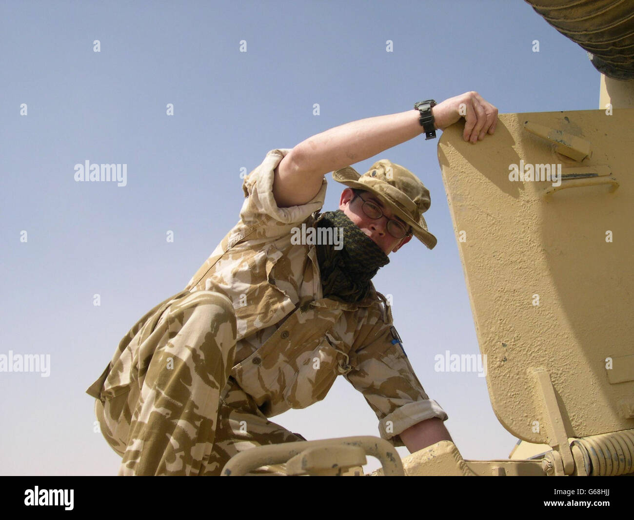 Gunner David Cregg, 29 ans, de Morley, Leeds, servant avec le 3e Régiment de l'Artillerie royale, au Camp Coyote, dans le nord du Koweït, où il a dit qu'une tempête de sable de nuit était le pire qu'il ait vu depuis son arrivée au Koweït il y a presque quinze jours. Banque D'Images