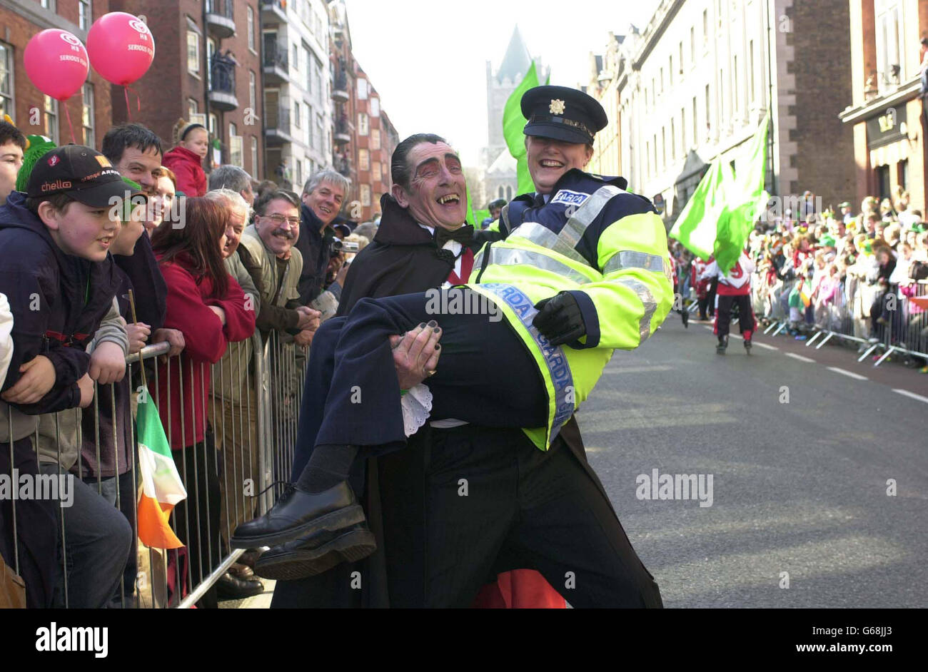 Le comte Dracula partage une blague avec un Garda, lors de la parade du Festival de la Saint-Patrick, à Dublin, en République d'Irlande. Banque D'Images