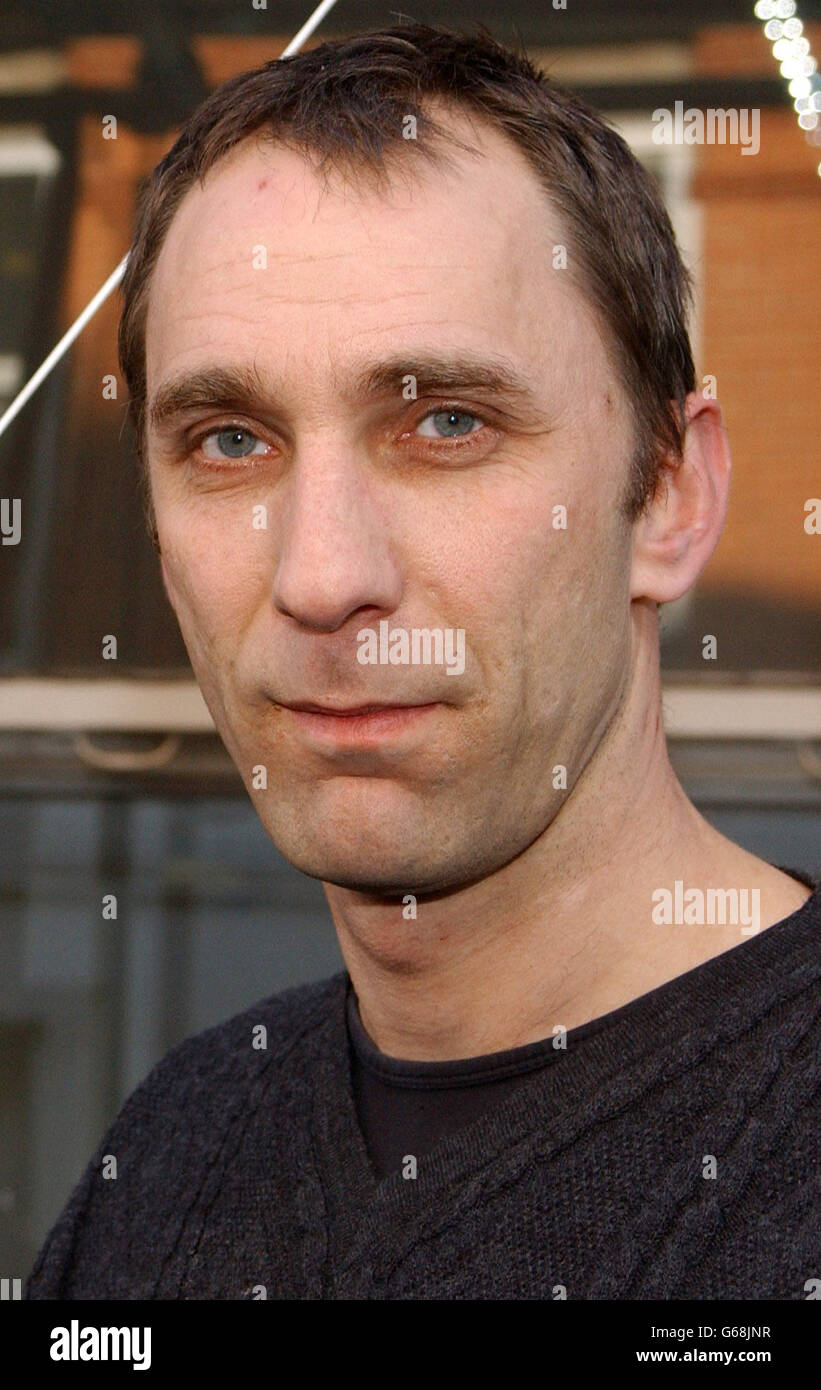 Auteur et journaliste will Self pose pour les photographes pendant qu'il dévoile une plaque bleue du patrimoine anglais à l'écrivain et journaliste édouardien, Hector Hugh Munro, connu sous le nom de « Saki » au 97 Mortimer Street. * .. Mortimer Street a été la maison de 'Saki' entre 1911 et 1914, et où il a écrit sa littérature la plus célèbre, y compris 'l'insupportable Bassington' et 'Reginald en Russie'. Banque D'Images