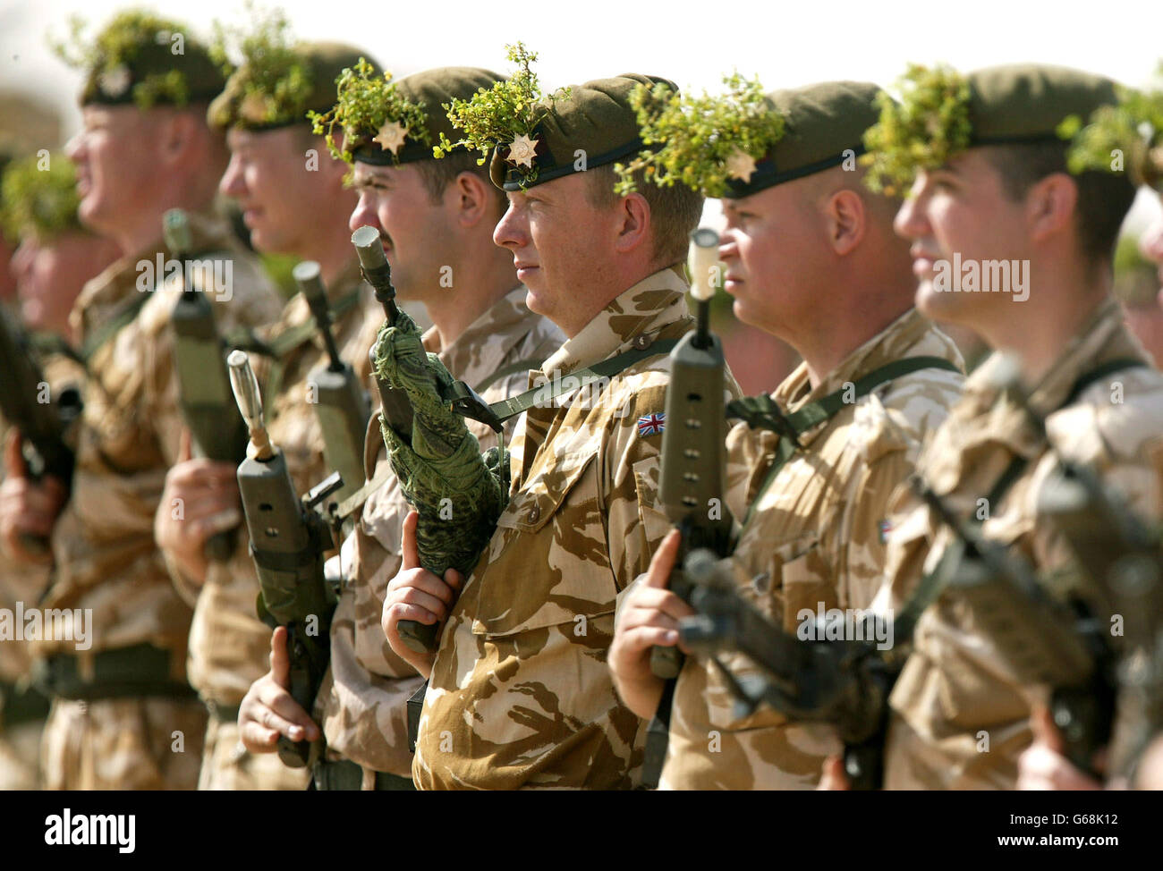 Une garde irlandaise au défilé de la Saint Patrick dans le désert koweïtien.Photo de Dan Chung, The Guardian, MOD Pool Banque D'Images