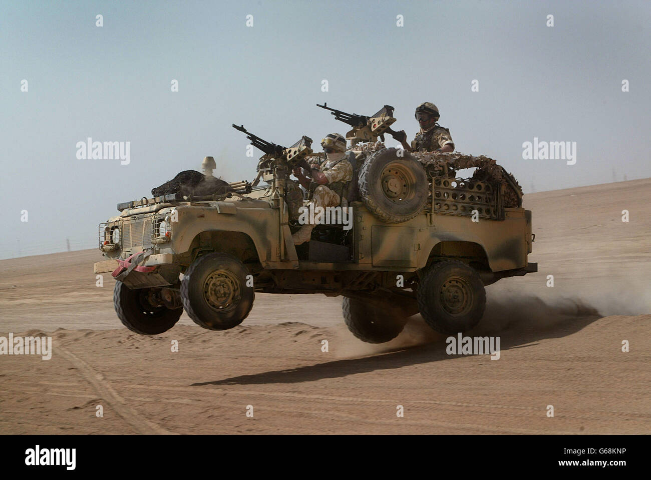 Membres d'une troupe de patrouille de brigade, qui fait partie de la Brigade Recce Force, qui sont une équipe d'élite au sein de la Brigade du Commando Marine, dans le désert du nord du Koweït dans leurs 'WMIKs'. * ces Land Rover spécialement adaptés (Kit d'installation d'armes montées) permettent à la troupe de s'attaquer à certains des terrains les plus difficiles. Ils sont dirigés par le Sgt. Joe Gillespie. Banque D'Images