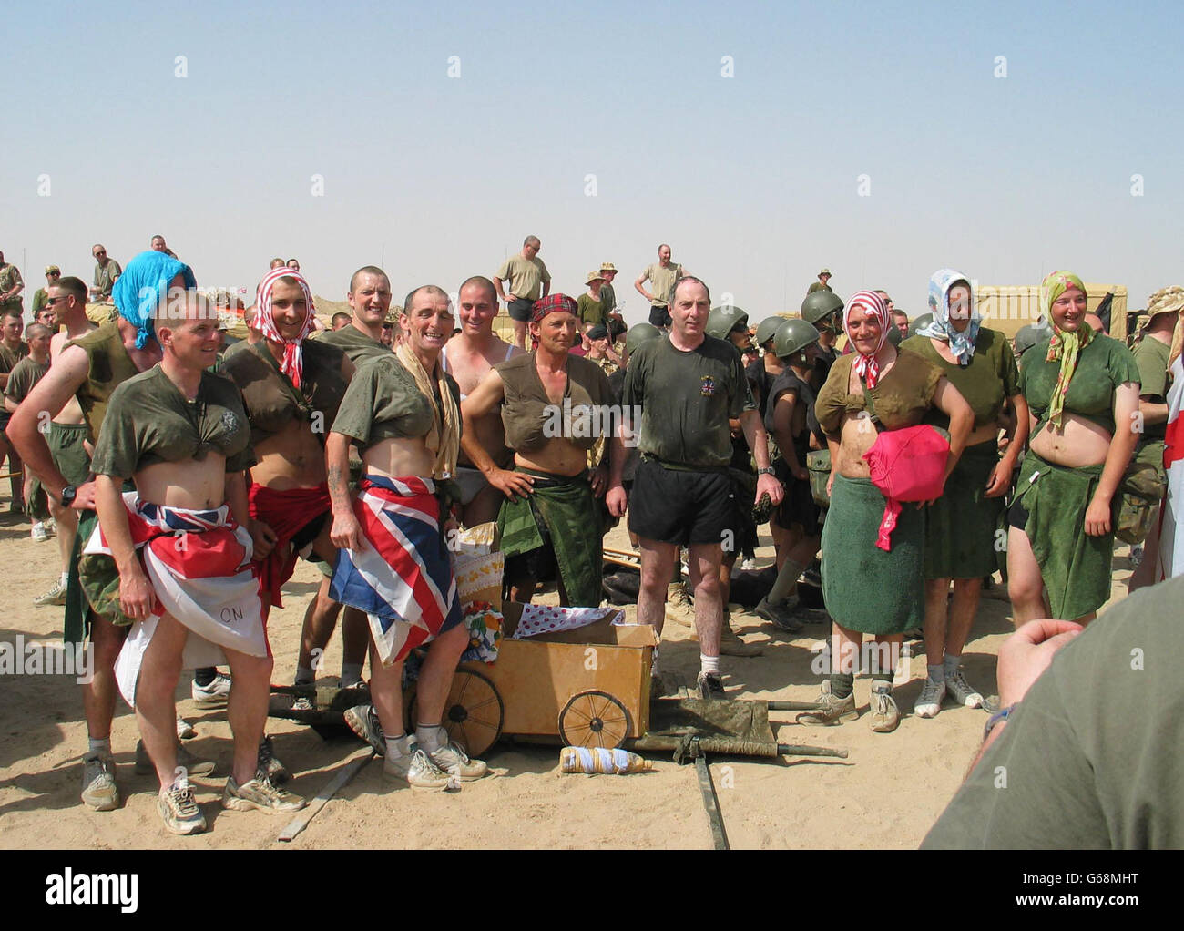 Les soldats du Royal Irish Regiment célèbrent la victoire du char furtif lors d'une course de char le jour de la St Patrick, alors qu'ils sont basés dans le désert près de l'Irak. *... ils pourraient être en action dans les jours qui suivent l'échéance du président américain Bush pour le président Saddam de quitter l'Irak dans les 48 heures. Banque D'Images