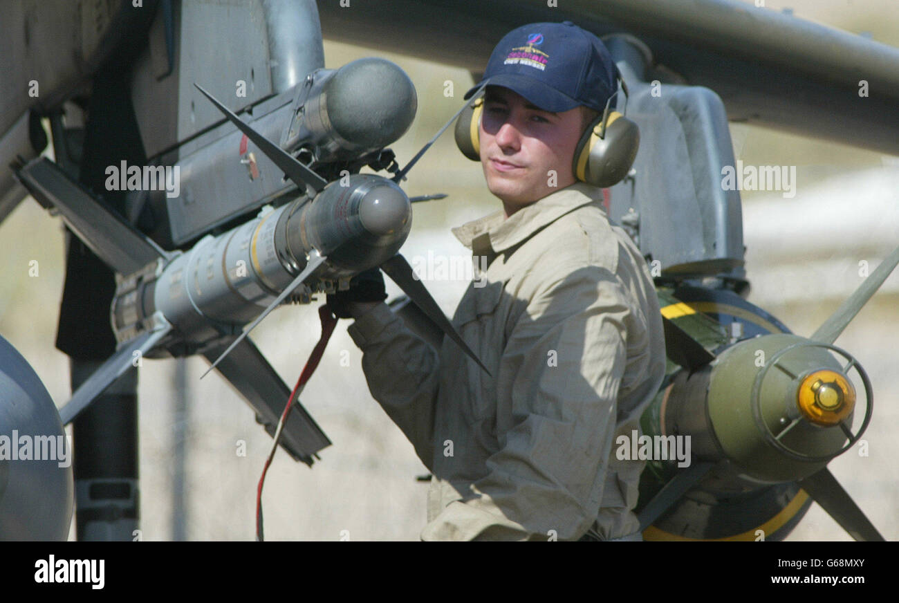 Un membre de l'équipage britannique Harrier G7S retire les chapeaux de tête (capuchon de sécurité) des missiles air-air de Sidewinder sur un Harrier G7 avant leur mission sur le sud de l'Irak. LE président AMÉRICAIN George W. Bush a commencé le compte à rebours de la guerre, dans un discours qui a donné à Saddam 48 heures pour quitter l'Irak ou pour faire face à l'invasion de 280,000 soldats dans la région du Golfe prêts à la guerre. Saddam versa du mépris sur l'ultimatum, son cabinet promettant de repousser les agresseurs envahisseurs. Banque D'Images