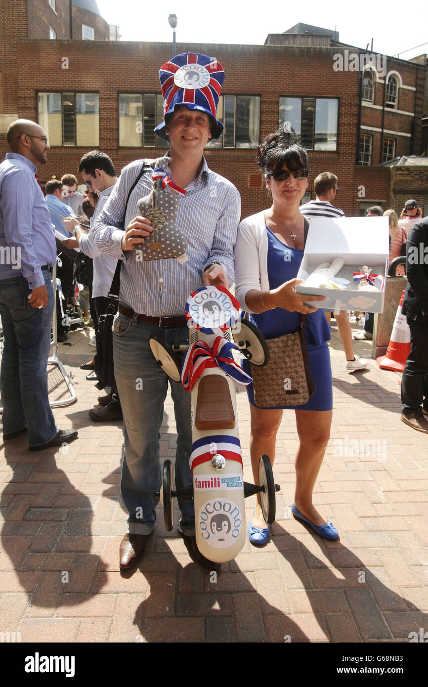 Bien wishers avec des cadeaux à l'extérieur de l'aile Lindo de l'hôpital St Mary à Londres comme la duchesse de Cambridge a été admis à l'hôpital dans les premiers stades du travail, Kensington Palace a déclaré aujourd'hui. Banque D'Images