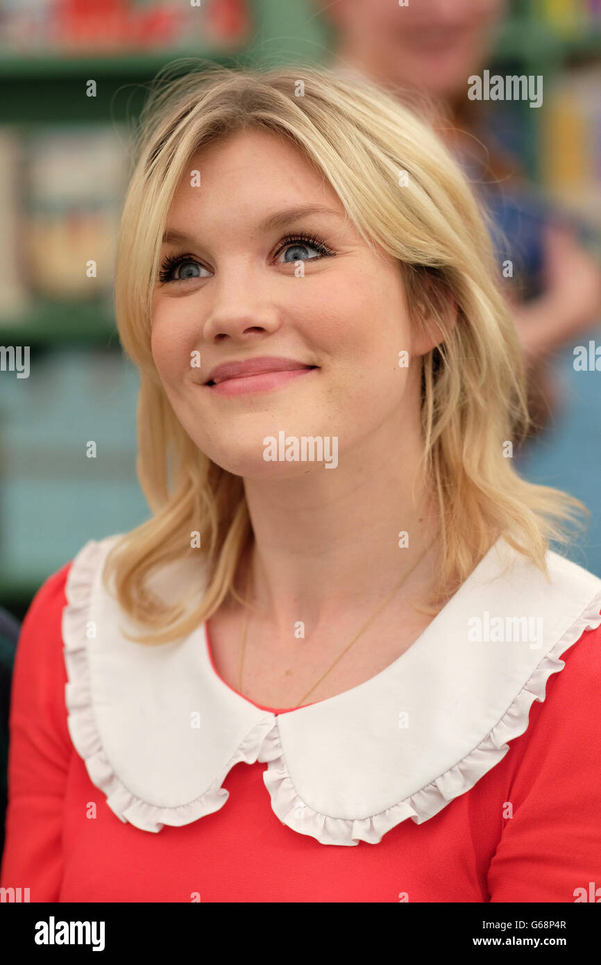 Hay Festival 2016 - Emerald Fennell actrice auteur et écrivain lors d'une session de signature de livre livre Hay Festival Mai 2016 Banque D'Images