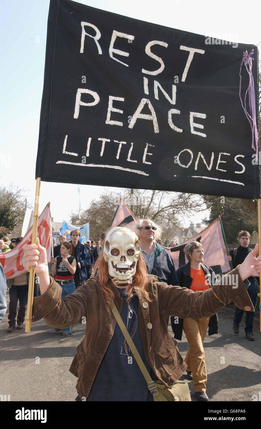 Des manifestants anti-guerre lors d'une manifestation à la RAF Fairford, Gloucester, où les bombardiers B-52 ont quitté le Golfe pour rejoindre la campagne de guerre contre l'Irak. Banque D'Images