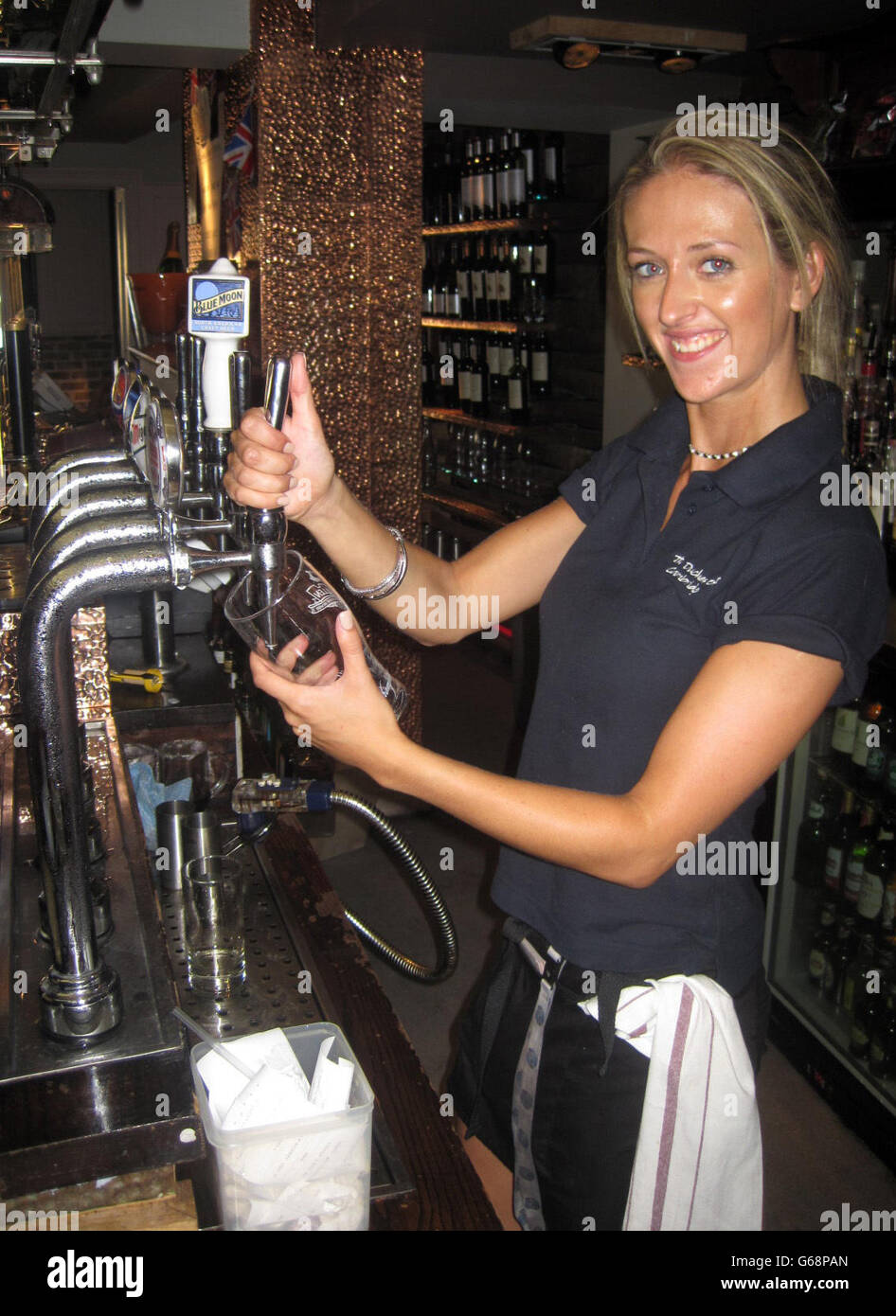 La Duchesse De La Barmaid Katie Wilson De Cambridge Tire Une Pinte Dans Le Pub De Windsor Le Pub Celebre La Naissance Du Bebe Royal Avec Une Nouvelle Biere Appelee Heritier Raiser La Duchesse De La Barmaid Katie Wilson De Cambridge Tire Une Pinte Dans Le Pub De Windsor Le Pub Celebre La Naissance Du Bebe Royal Avec Une Nouvelle Biere Appelee Heritier Raiser