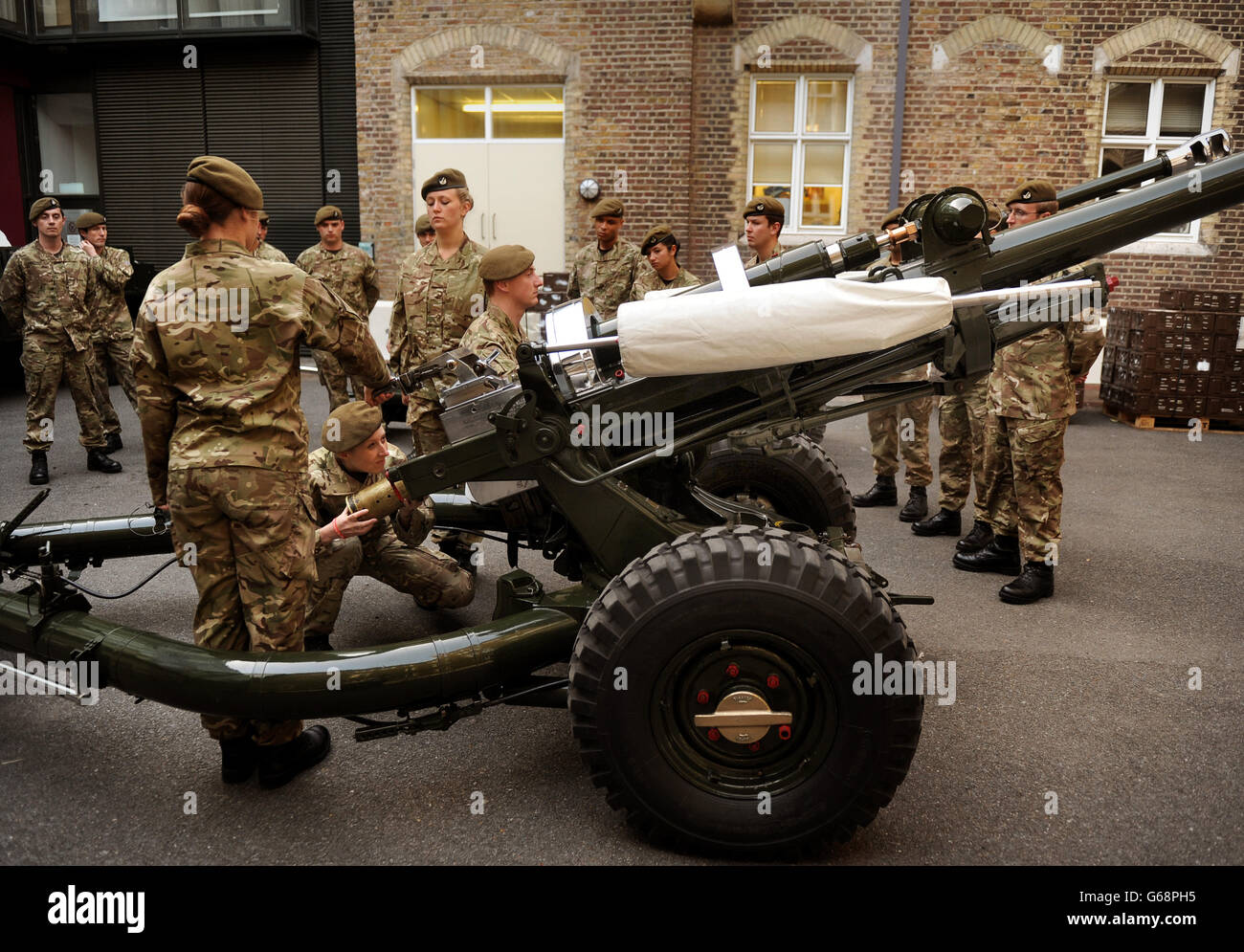 L'honorable Artillery Company (HAC) s'entraîner à charger les armes pendant qu'ils préparent leur trousse et leur personnel à Armoury House, Londres, pour la Royal Gun Salute de la Tour de Londres pour la naissance du duc et de la duchesse du bébé de Cambridge. Banque D'Images