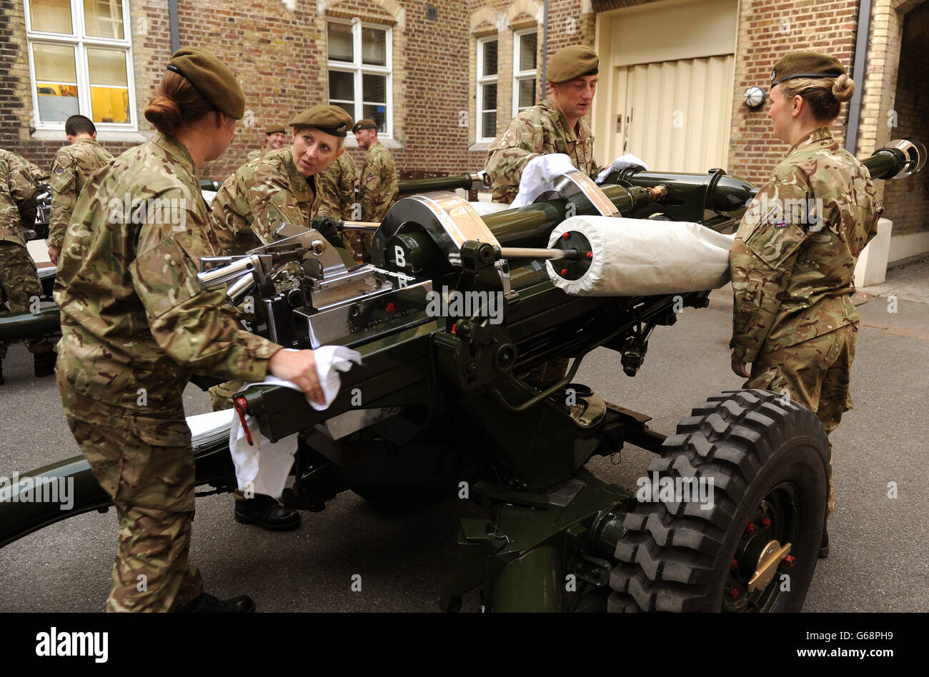 L'honorable Artillery Company (HAC) a poli les armes pendant qu'ils préparent leur tenue et leur personnel à Armoury House, Londres, pour la Royal Gun Salute de la Tour de Londres pour la naissance du duc et de la duchesse du bébé de Cambridge. Banque D'Images