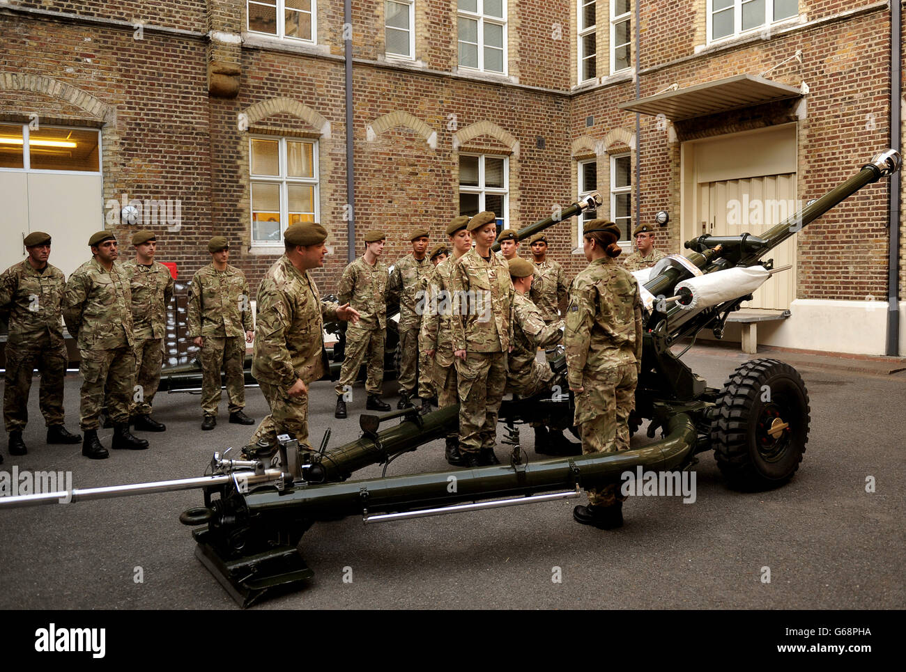 L'honorable Artillery Company (HAC) s'entraîner à charger les armes pendant qu'ils préparent leur trousse et leur personnel à Armoury House, Londres, pour la Royal Gun Salute de la Tour de Londres pour la naissance du duc et de la duchesse du bébé de Cambridge. Banque D'Images