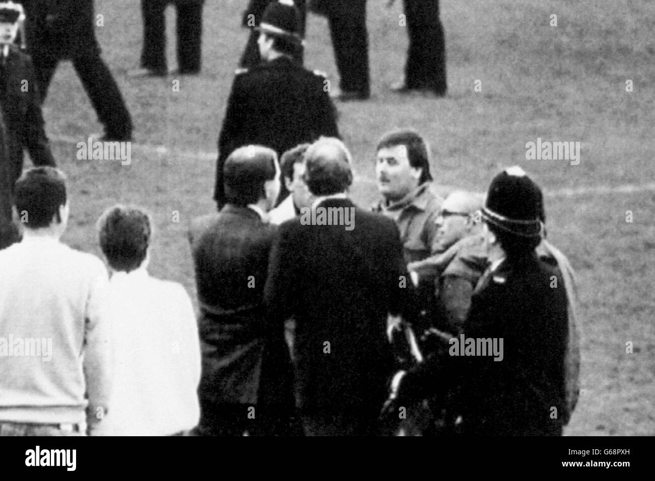 Denis Smith, le directeur de Sunderland, et le président du club se disputent avec les fans (avant-plan gauche, dos à la caméra). Un message d'objectif cassé peut être vu en arrière-plan. Sunderland a perdu le match 2-1. Banque D'Images