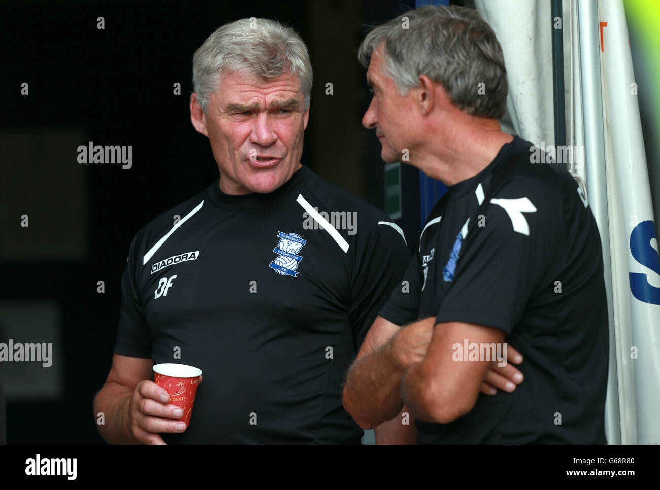 Le premier entraîneur de l'équipe de Birmingham City, Derek Fazackerley (à gauche), parle avec le gestionnaire de kit Denis Butler avant le match Banque D'Images