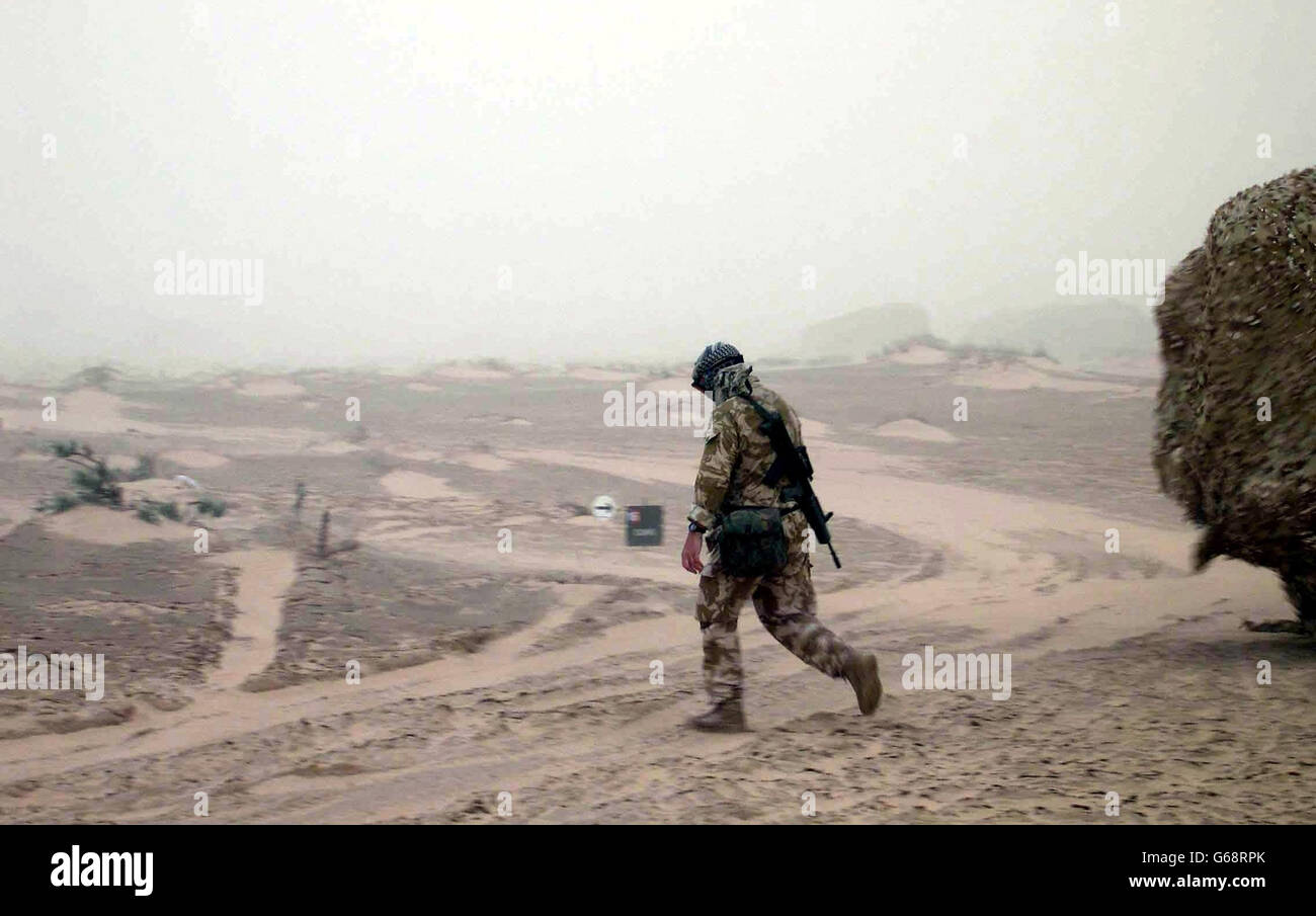 Un soldat du 131 Escadron Commando indépendant, Royal Engineers, fait face à la tempête de sable dans le nord du désert koweïtien. Les vents violents ont explosé pratiquement sans arrêt alors que les forces britanniques et américaines ont connu leurs pires conditions à ce jour. * UNE tempête électrique massive pendant la nuit a doublé les problèmes avec les communications presque complètement vers le bas parfois. Les conditions étaient pires que l'énorme tempête de sable qui a frappé la région il y a exactement deux semaines et qui n'a montré que peu de signes de fin. Banque D'Images