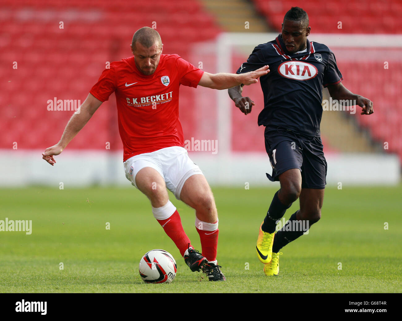 Barnsley Stephen dawson sous la pression d'Andre Biyogo Poko de Bordeaux pendant la pré-saison amicale à Oakwell Stadium, Barnsley. Banque D'Images