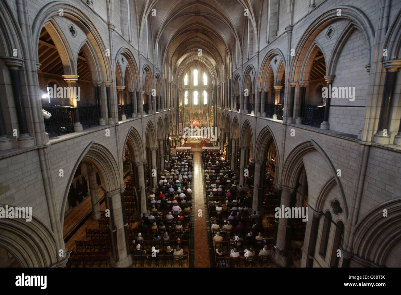 Des membres de la communauté locale et espagnole assistent à une messe spéciale à l'église catholique romaine de Saint-Jacques, dans le centre de Londres, pour les victimes de l'accident de train à Santiago de Compestela, en Espagne. Banque D'Images