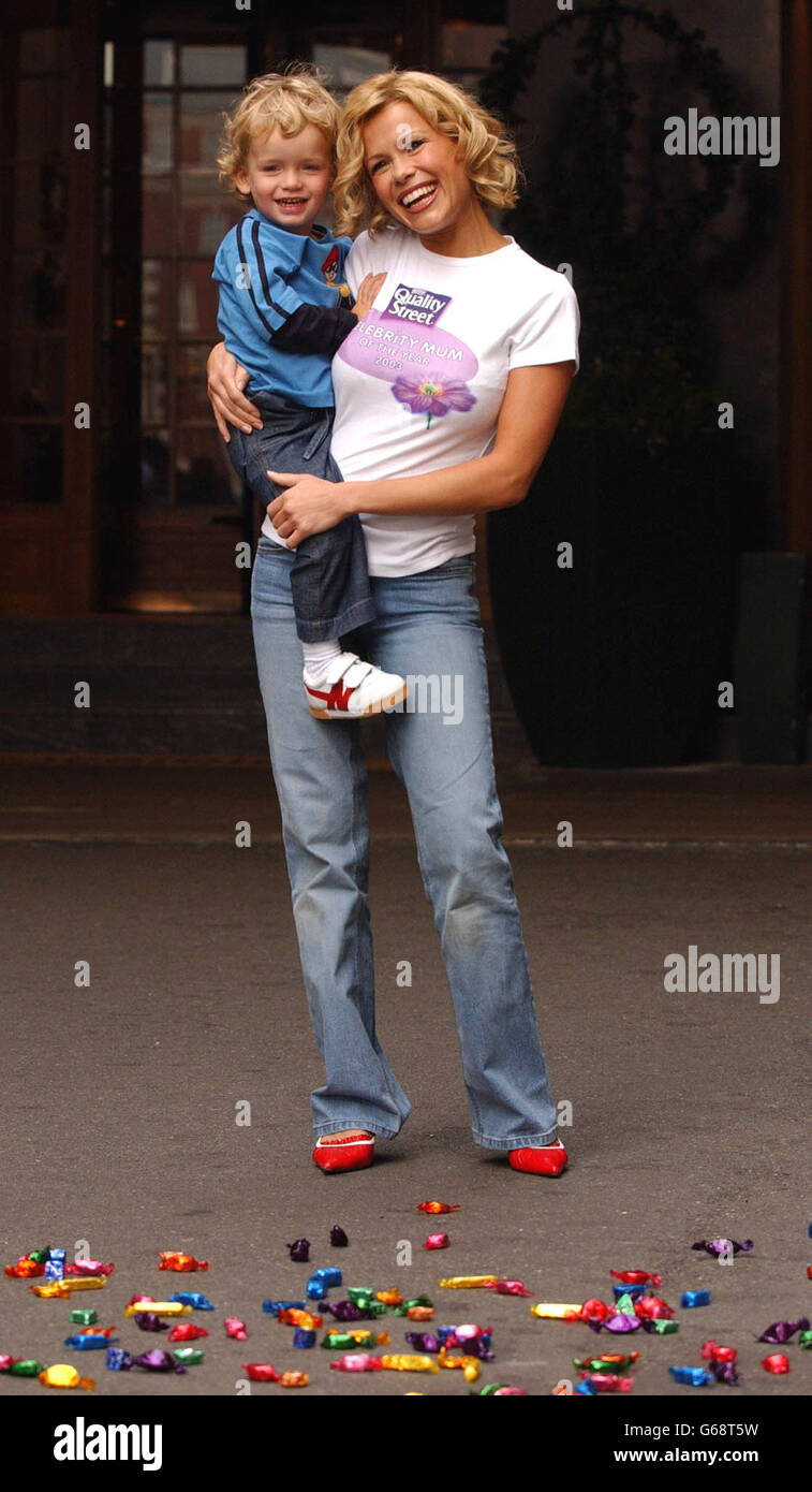 Model Melinda Messenger avec son fils Morgan, deux, lors d'un photocall à l'hôtel Grosvenor House de Londres, après qu'elle a été nommée la maman de la célébrité de la rue de qualité de l'année 2003. Banque D'Images