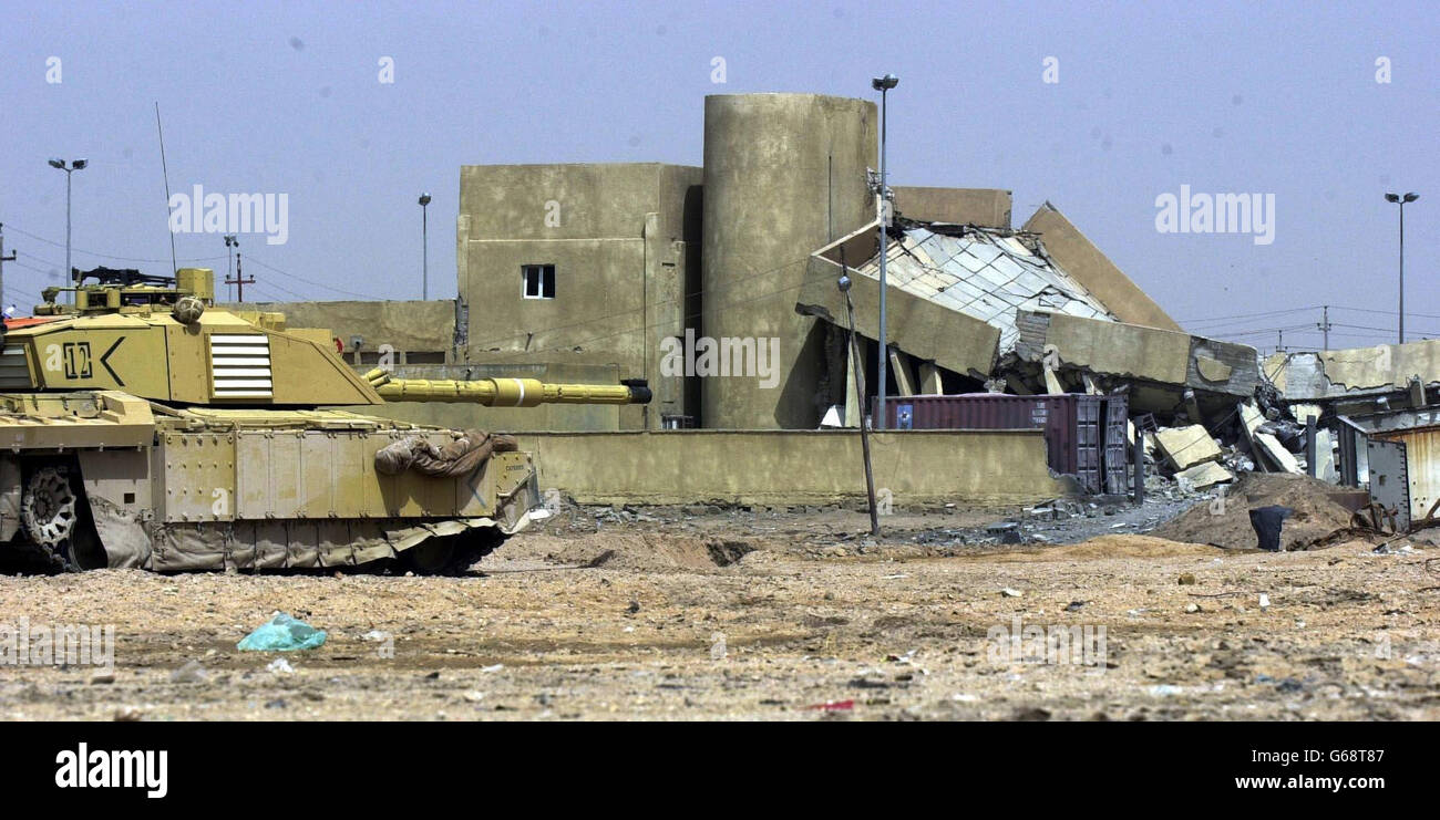 L'infanterie légère et le 2e Royal Tank Regiment (Desert rats) détruisent un chef de milice à Az Zubaya près de Bassora. Construire pour construire des combats est maintenant l'approche tactique employée. La milice Fedayeen et les séparatistes du Ba'ath ont lancé des attaques de guérilla contre les troupes britanniques d'ici. Banque D'Images