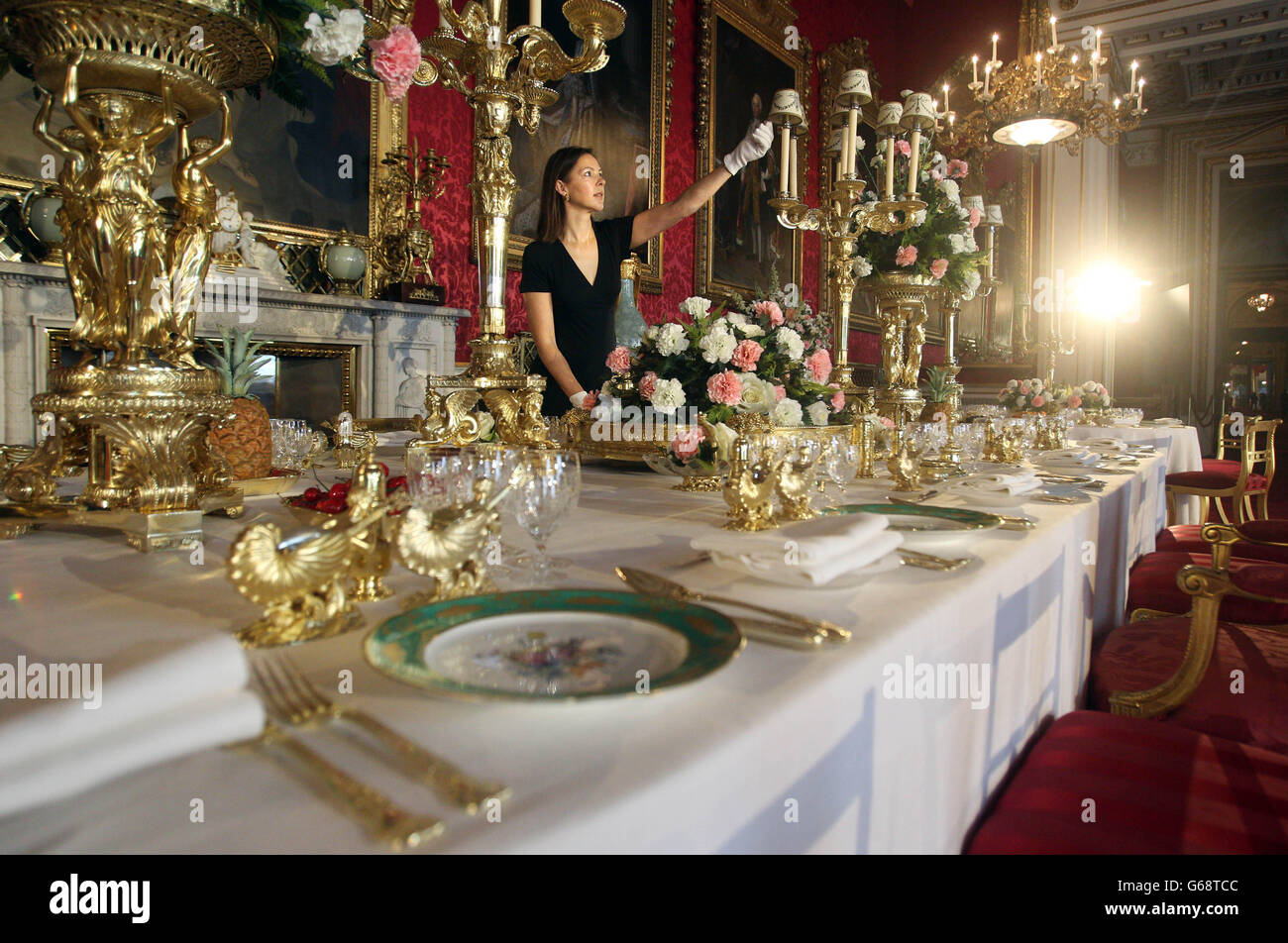 Caroline de Guitaut, conservatrice de l'exposition de la Royal Collection Trust, organise l'exposition du banquet d'État du Couronnement au Palais de Buckingham, dans le cadre de la plus grande exposition jamais montée sur le Couronnement de la reine Elizabeth II Banque D'Images