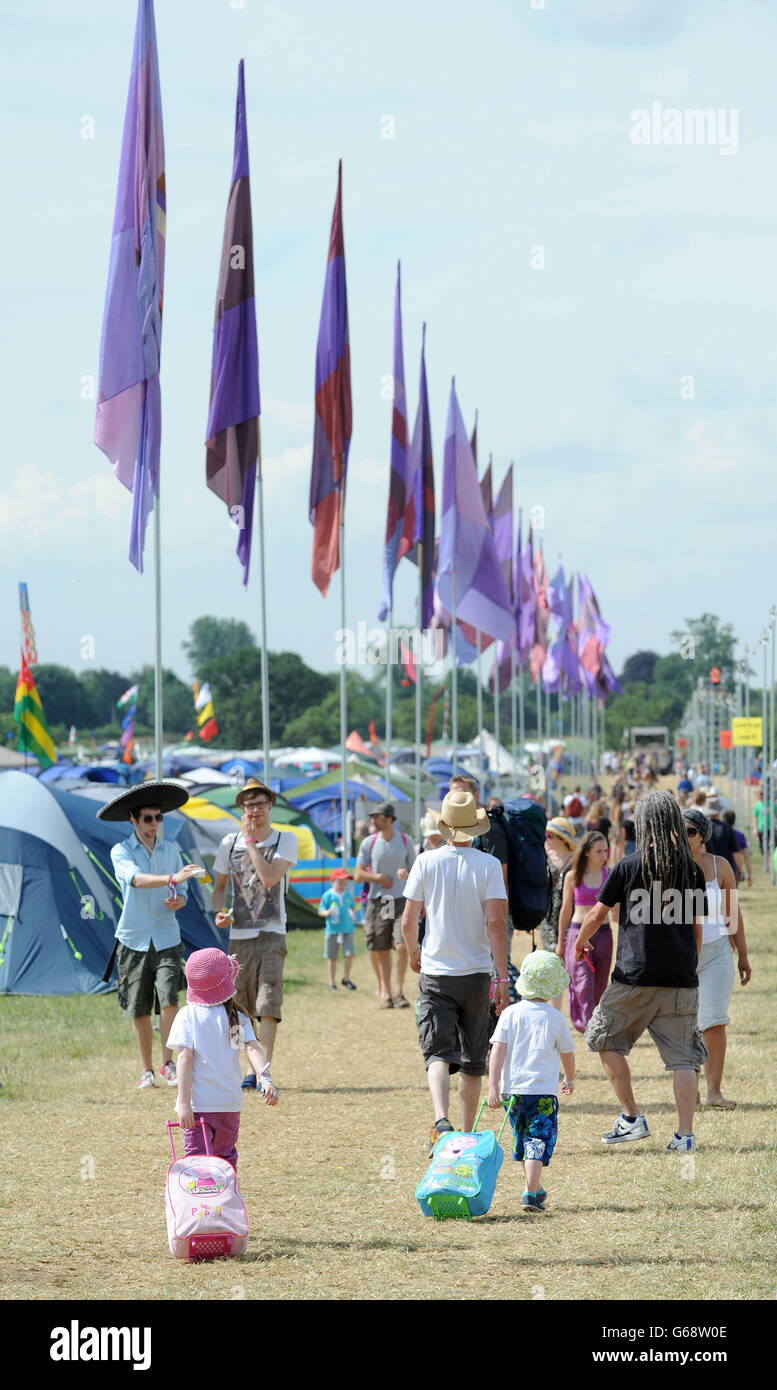 Les gens arrivent lors du festival Womad 2013, qui s'est tenu à Charlton Park dans le Wiltshire. Banque D'Images