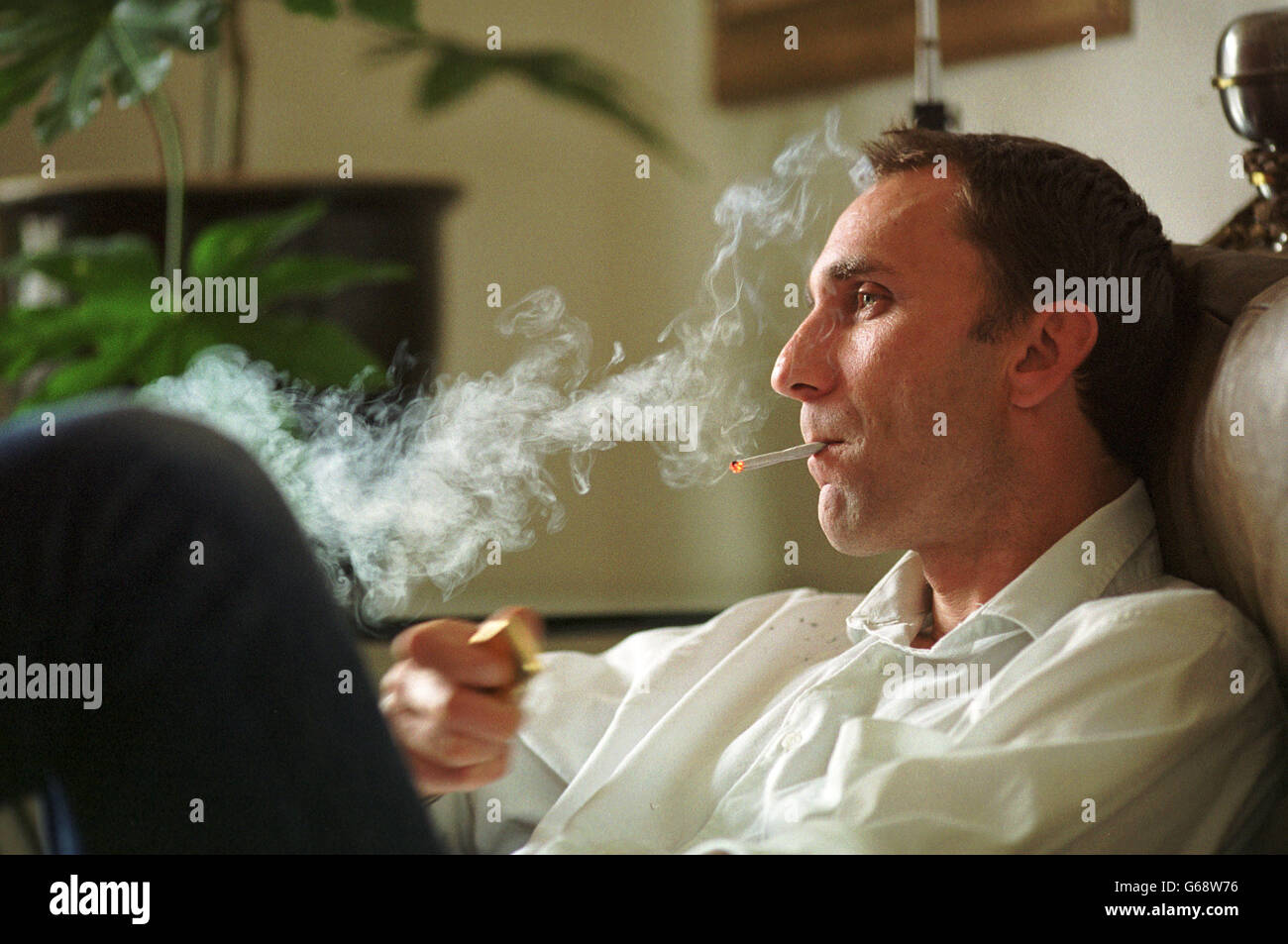 Will Self, romancier anglais, journaliste, commentateur politique et personnalité de la télévision. à son domicile dans le sud ouest de Londres. Banque D'Images