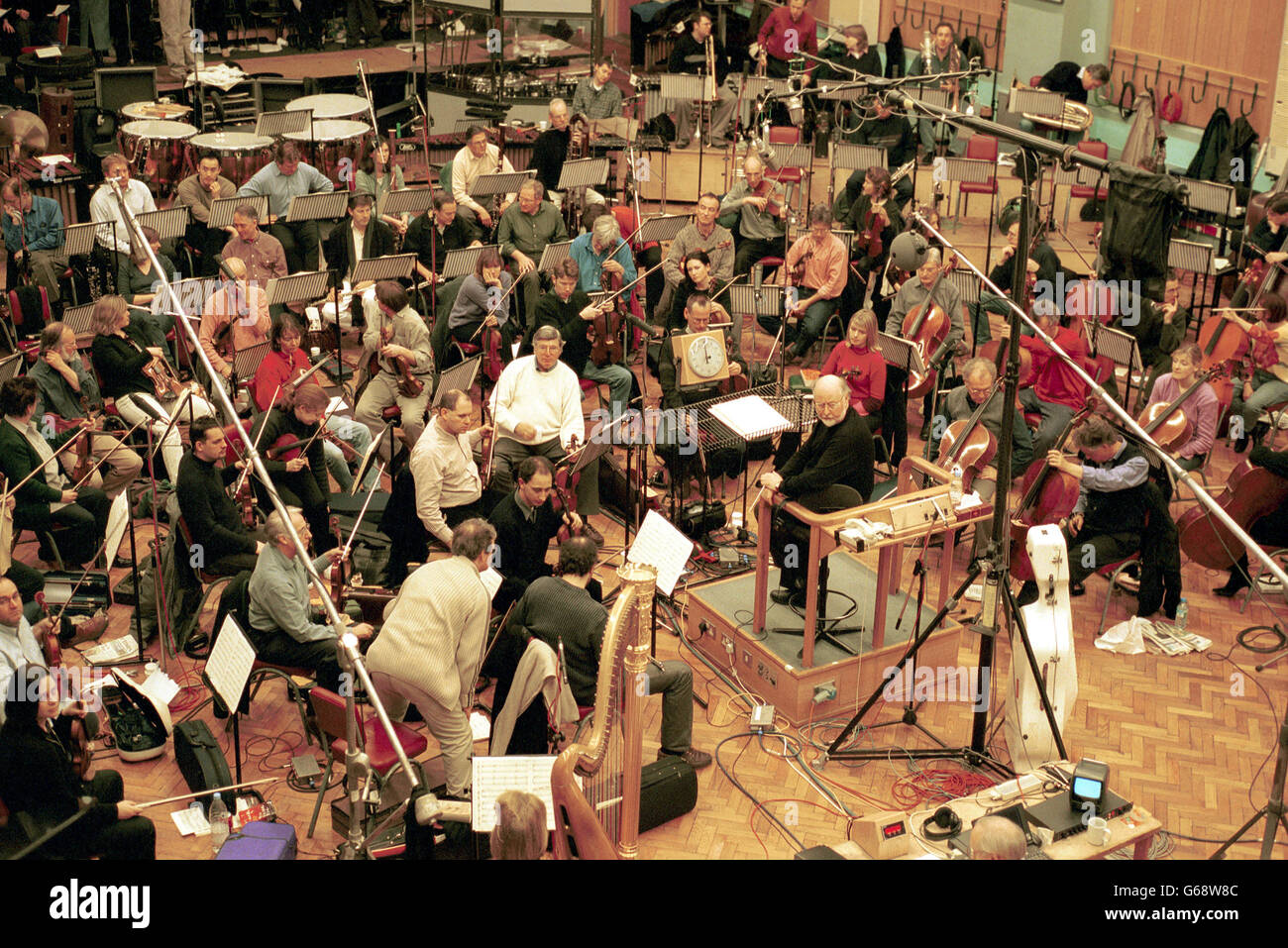 Le compositeur John Williams à répéter avec l'Orchestre symphonique de Londres hier, le 20 janvier 2002, au cours de l'enregistrement de la musique pour le film Star Wars Episode II - l'Attaque des Clones, à les studios Abbey Road de Londres. Banque D'Images