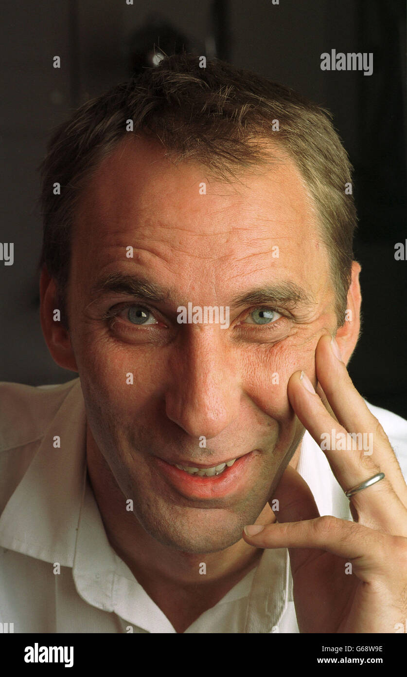 Will Self, romancier anglais, journaliste, commentateur politique et personnalité de la télévision. à son domicile dans le sud ouest de Londres. Banque D'Images