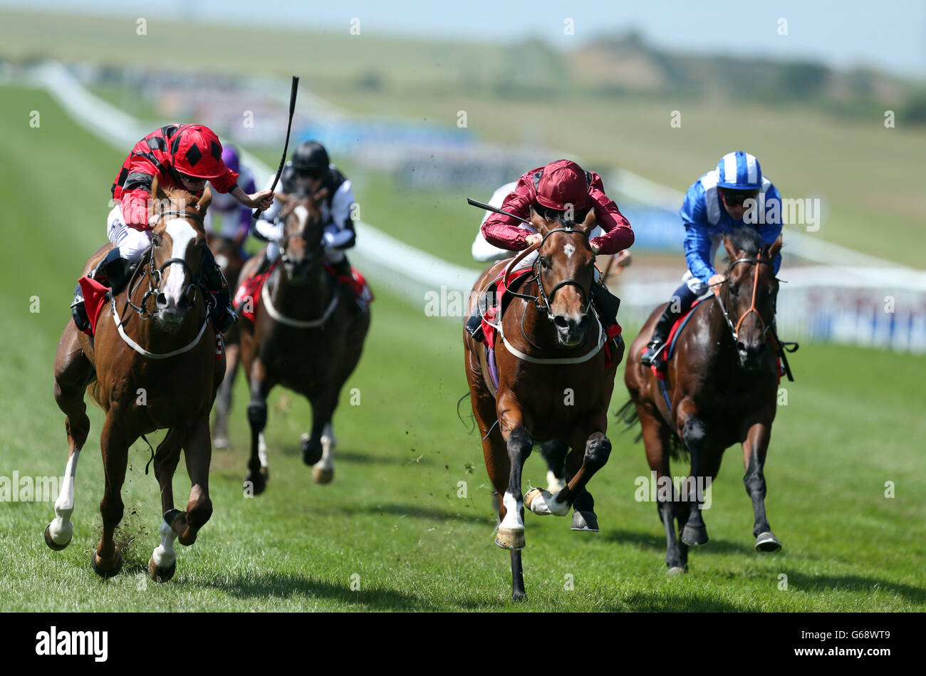 Good Old Boy Lukey (à gauche), monté par Ryan Moore, remporte les 32Red.com grands enjeux de la coupe de juillet de Darley au Piper-Heidsieck July Festival à Newmarket Racecourse, Newmarket. Banque D'Images