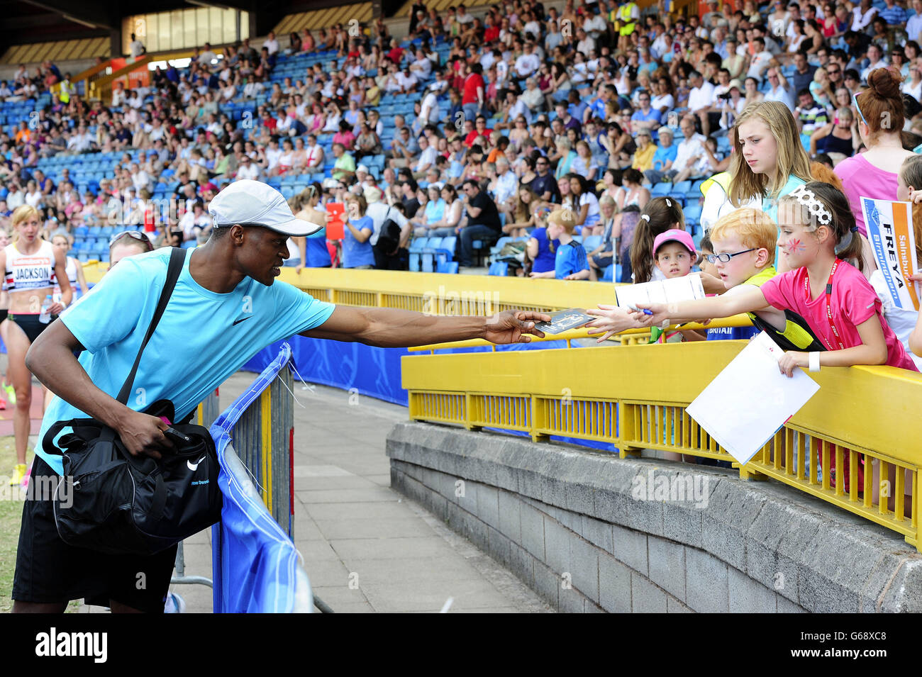 James Dasaolu signe des autographes après qu'il a couru le deuxième meilleur temps jamais réalisé par un athlète de Brrittish dans les demi-finales de la Mens 100m avant de sortir de la finale pendant les championnats britanniques et les essais mondiaux au stade Alexander, Birmingham. Banque D'Images