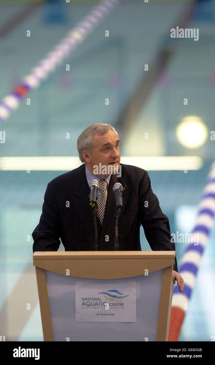 Le Premier ministre irlandais Bertie Ahern ouvre le Centre aquatique national d'Abbotstown, à Dublin.Cette nouvelle installation sera utilisée pour les Jeux Olympiques spéciaux 2003, qui se tiendront pour la première fois en dehors des |États-Unis. Banque D'Images