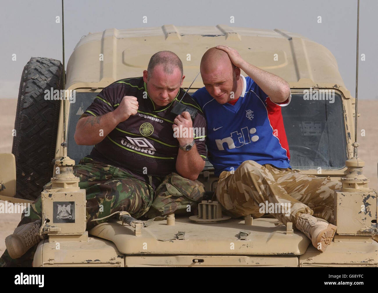 Royal Scots Dragoon Guards, Paul 'Robbo' Robertson (à gauche) d'Irvine avec son ami proche Steven 'Scooby' Scouler, en écoutant la finale de la coupe écossaise CIS entre les Rangers et le Celtic à la radio à ondes courtes dans le désert du Koweït. Banque D'Images