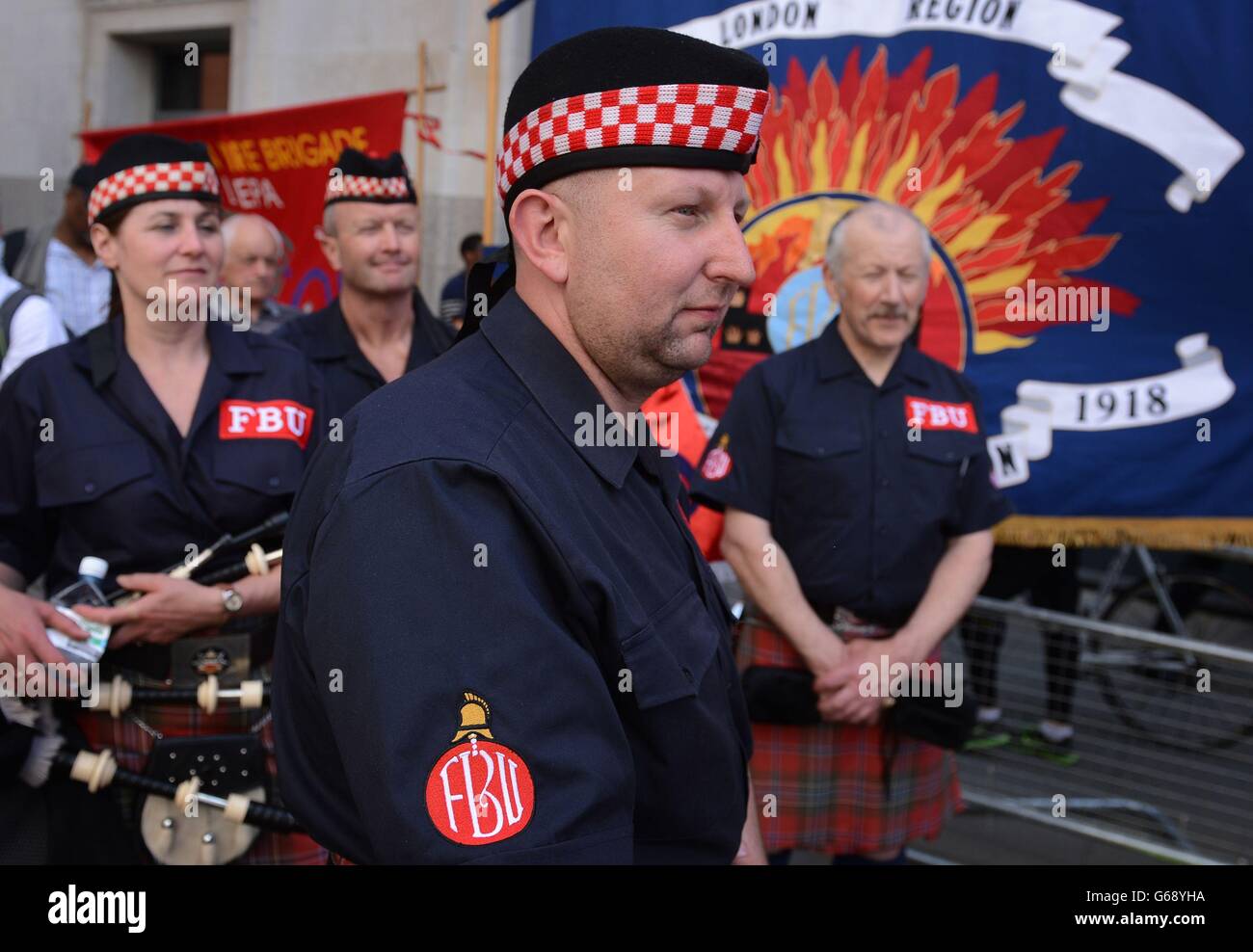 Les pompiers protestent aujourd'hui contre la fermeture de stations et les coupures de moteurs à l'extérieur du quartier général de la brigade des pompiers de Londres. Banque D'Images