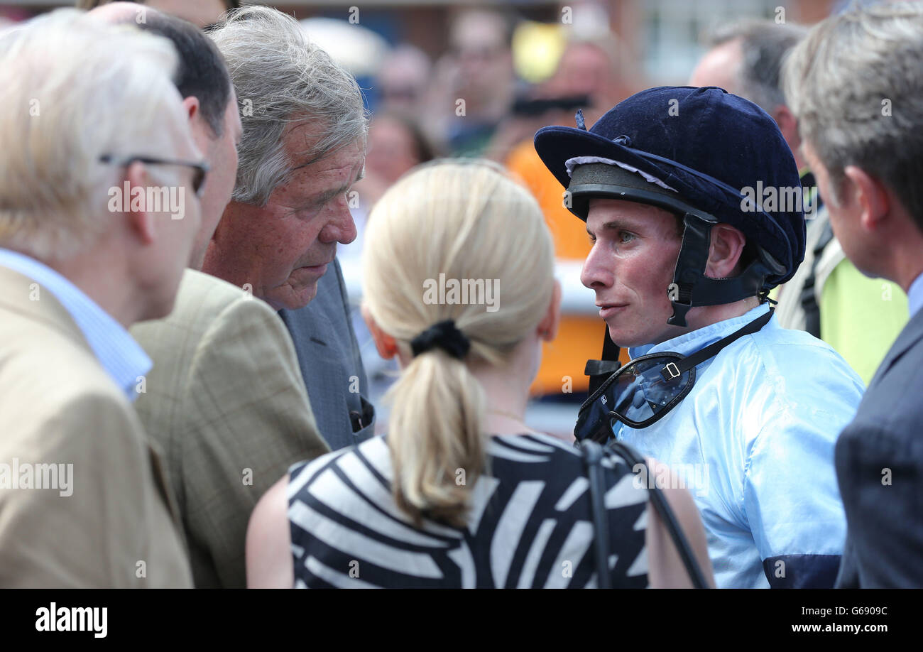 Le jockey Ryan Moore, après avoir remporté les discussions de Telescope avec le formateur Sir Michael Soute dans la pièce jointe des gagnants. Les conditions de la course Sky 415 Stakes à l'hippodrome de Leicester. Banque D'Images