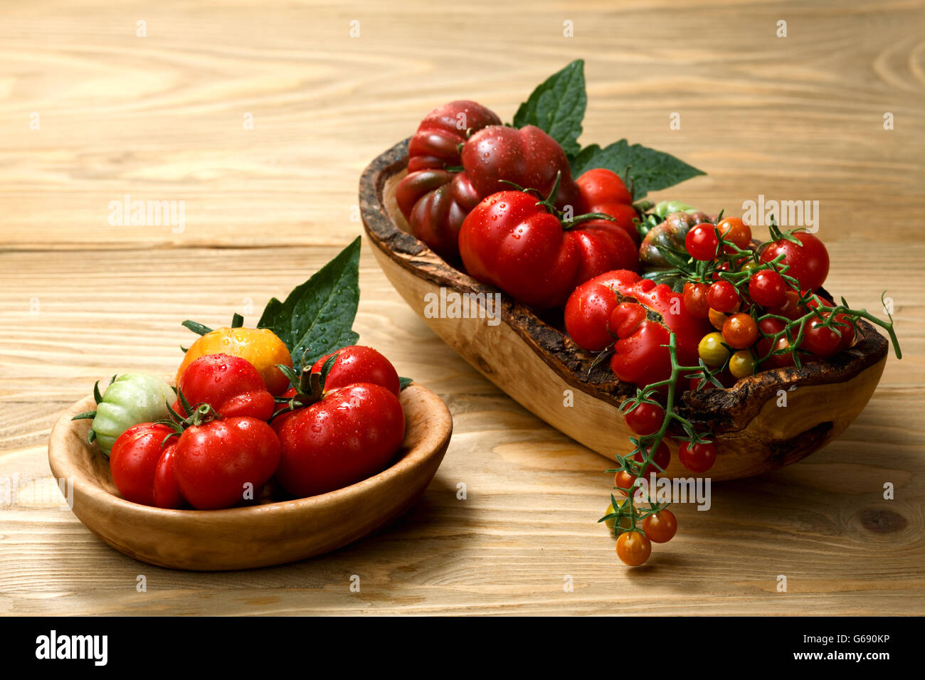 La biodiversité. Heirloom frais tomates sur table en bois. Focus sélectif. Les aliments biologiques Banque D'Images