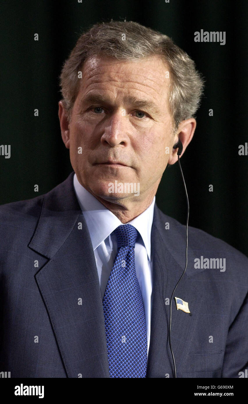 Le président américain George Bush lors d'une conférence de presse aux Açores, où ont eu lieu des pourparlers sur l'Irak. Banque D'Images