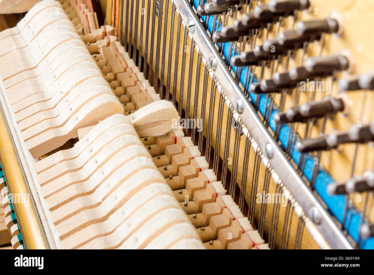 Schéma des marteaux et cordes à l'intérieur du piano, Close up. Un hummer  en action lorsque cette touche est enfoncée. Se démarquer de la foule  d'hiver Photo Stock - Alamy