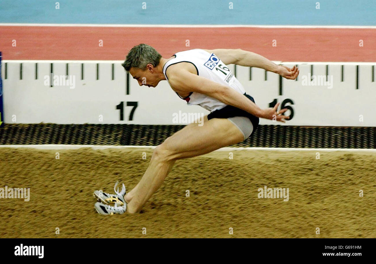 Jonathan Edwards, de Grande-Bretagne, lors de la finale triple saut des hommes lors du 9e championnat mondial en salle de l'IAAF, National IndoorArena, Birmingham. Banque D'Images