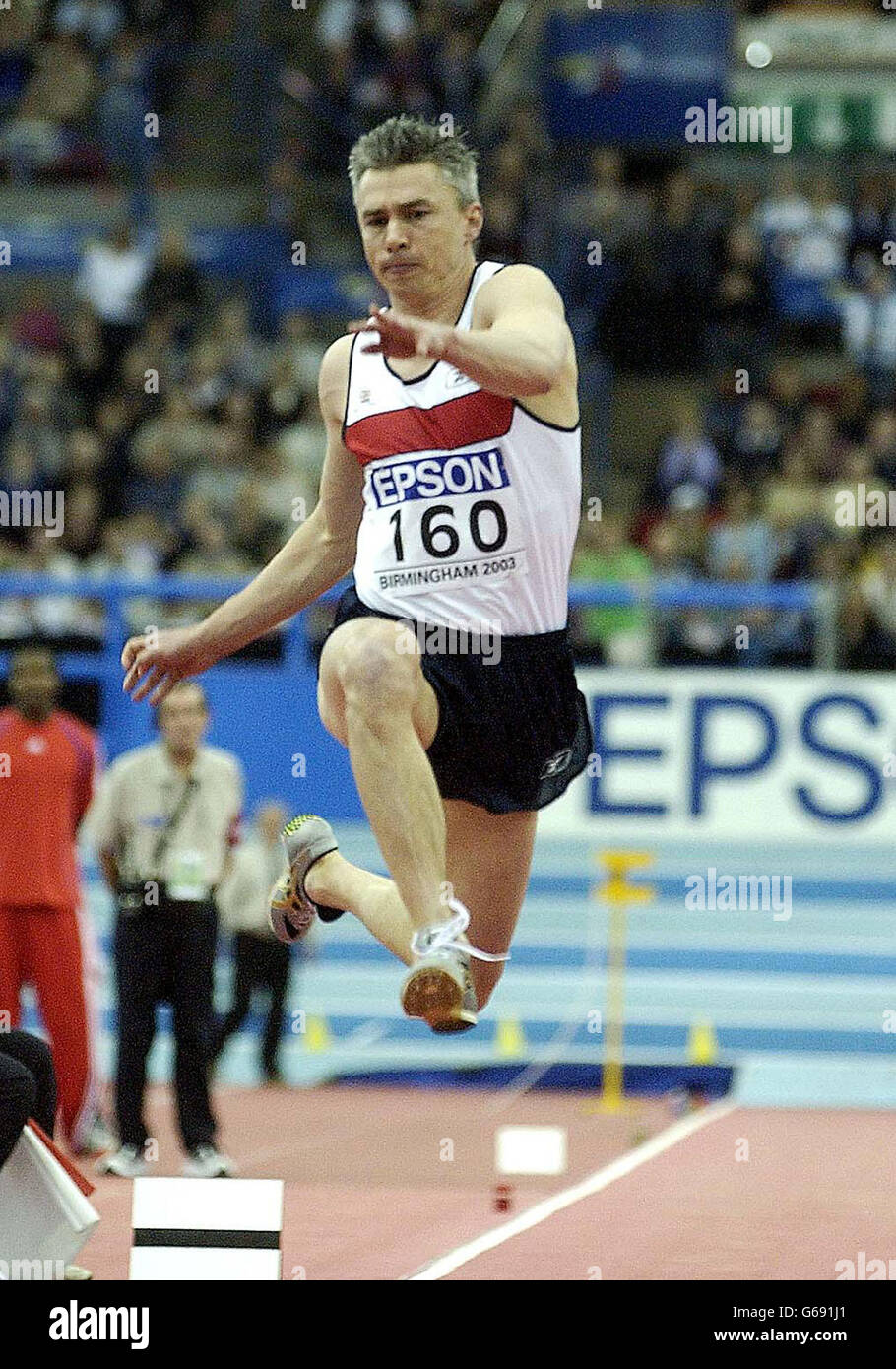 Jonathan Edwards triple saut.Le triple cavalier de Grande-Bretagne Jonathan Edwards en action au 9ème Championnat du monde en salle au NIA, Birmingham. Banque D'Images