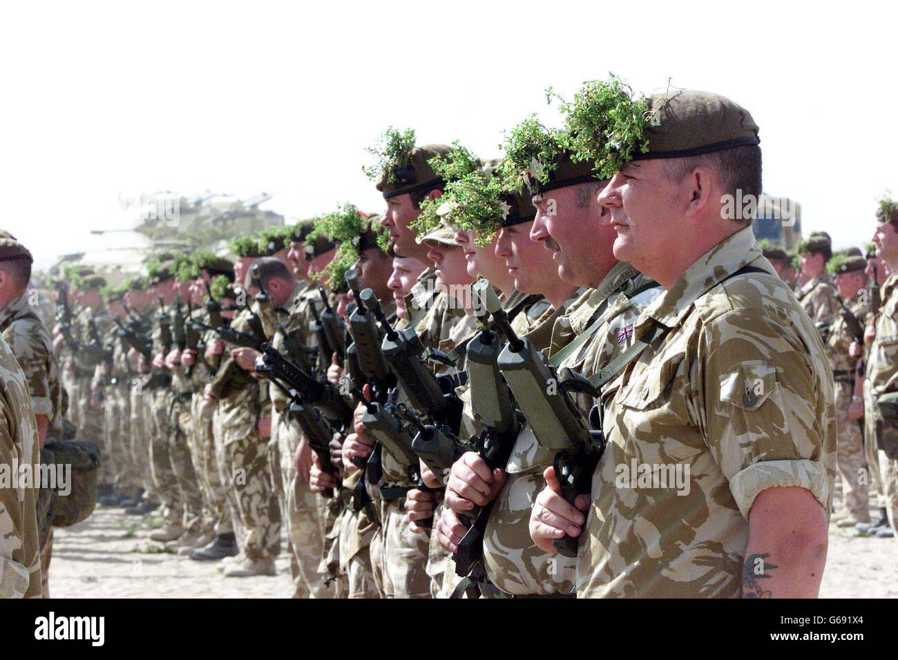 Les gardes irlandais défilent le jour de la St Patrick au Koweït. Banque D'Images