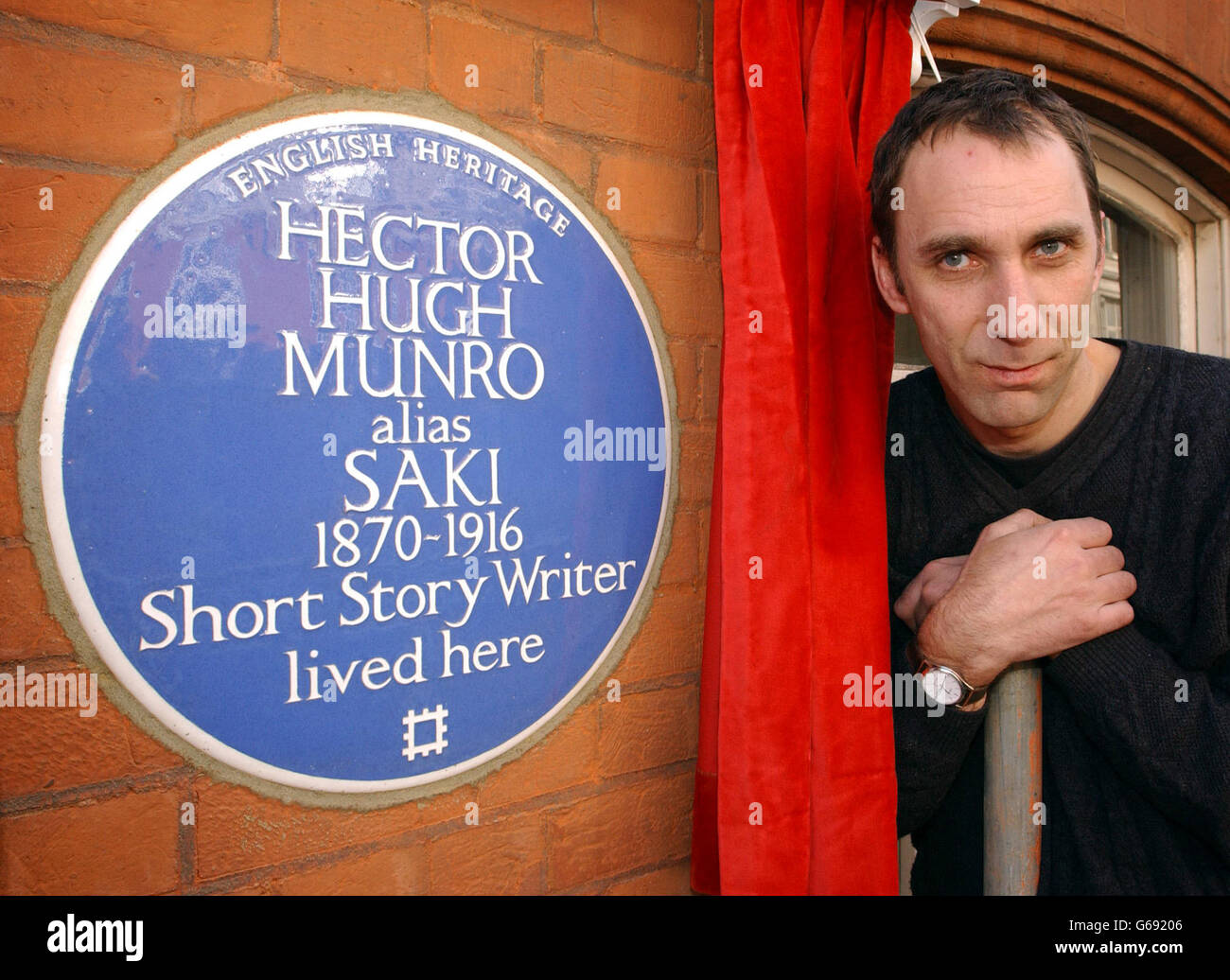 Auteur et journaliste will Self dévoile une plaque bleue du patrimoine anglais à l'écrivain et journaliste édouardien Hector Hugh Munro, connu sous le nom de « Saki » au 97 Mortimer Street.* ..Mortimer Street a été la maison de 'Saki' entre 1911 et 1914, et où il a écrit sa littérature la plus célèbre, y compris 'l'insupportable Bassington' et 'Reginald en Russie'. Banque D'Images