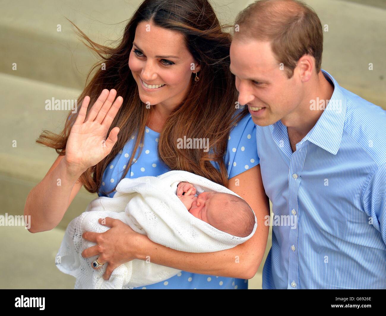 En sécurité entre les mains de la duchesse de Cambridge, le couple royal et leur fils Prince George de Cambridge, né hier, quittent l'aile Lindo de l'hôpital St Mary à l'ouest de Londres. Banque D'Images