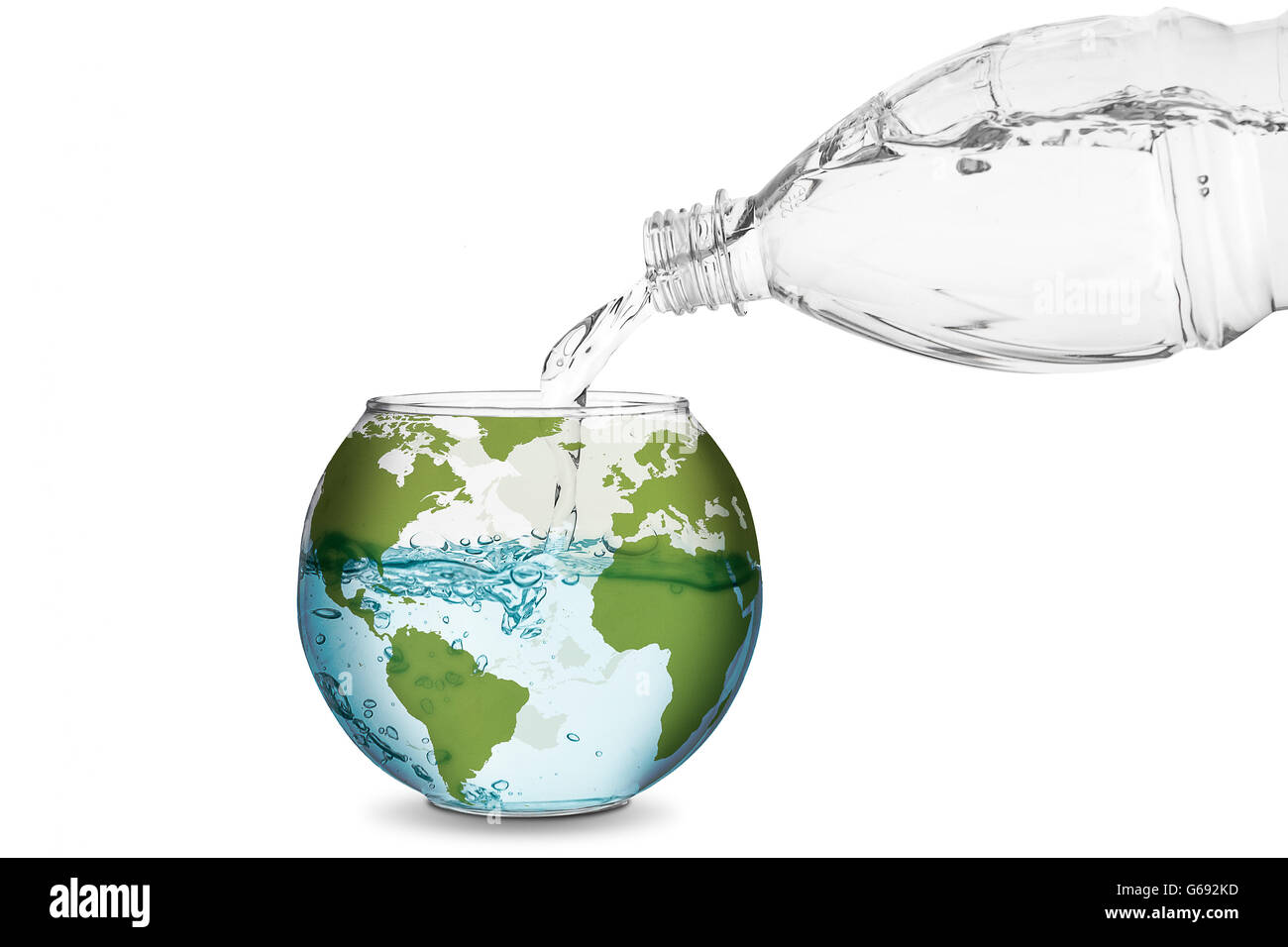 Renversé de l'eau en bouteille a fait la vague en globe bol. Concept de protection de l'environnement, le réchauffement climatique. Banque D'Images