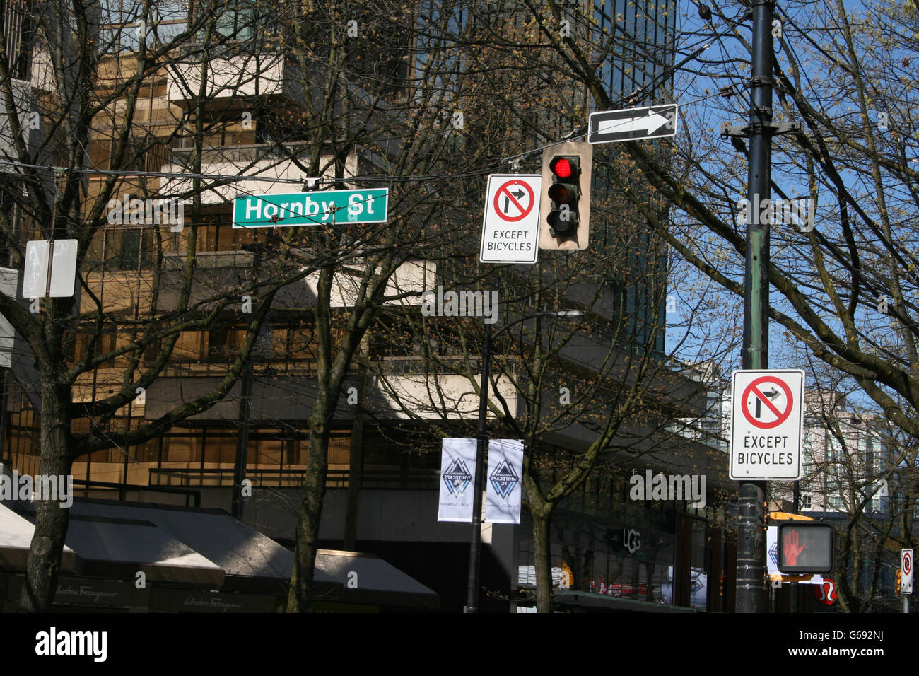 Enseigne Hornby St avec feux rouges et panneaux de signalisation routière Banque D'Images