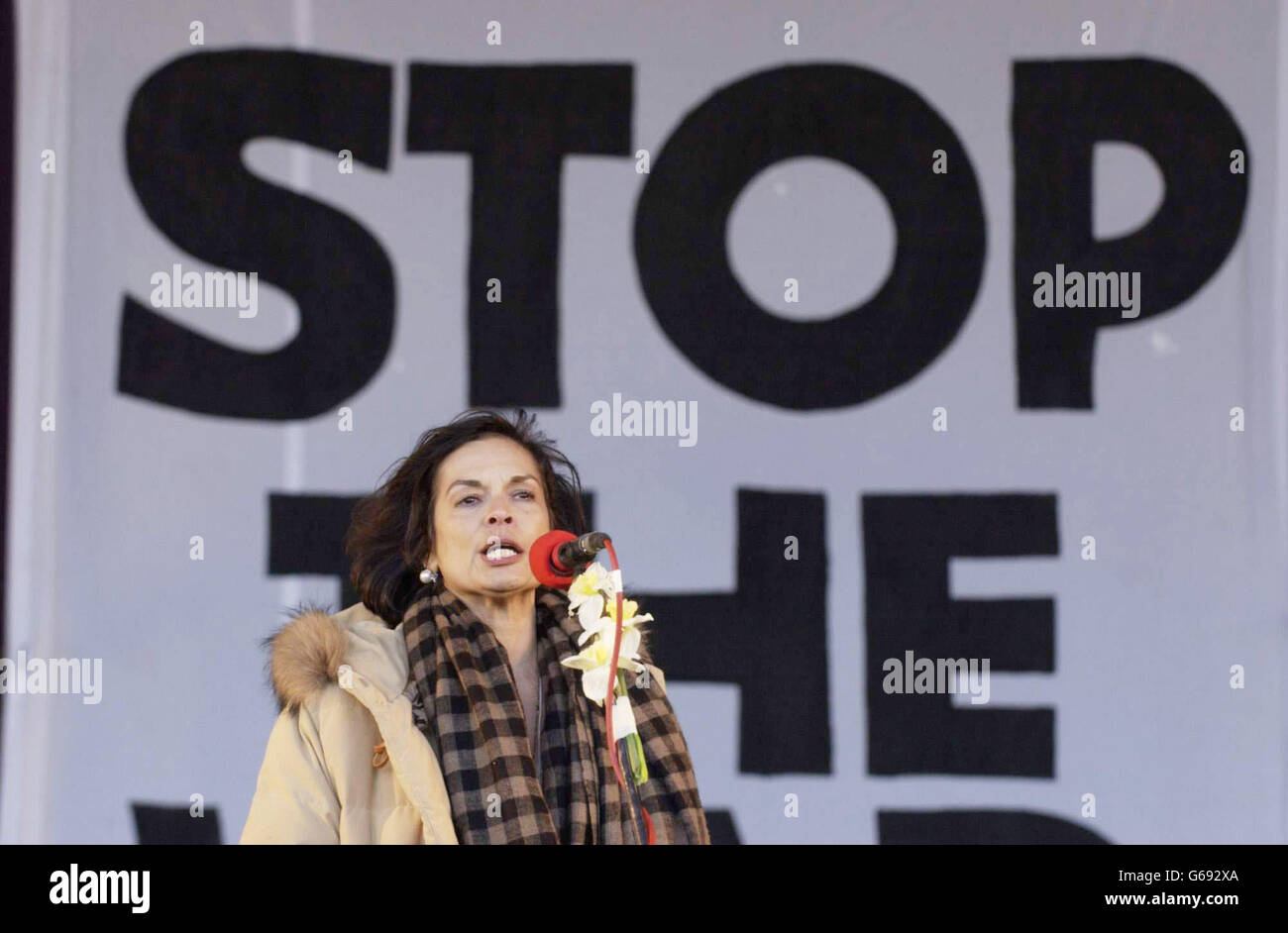 Bianca Jagger s'exprimant au rassemblement anti War Rally, Hyde Park, Londres. Banque D'Images